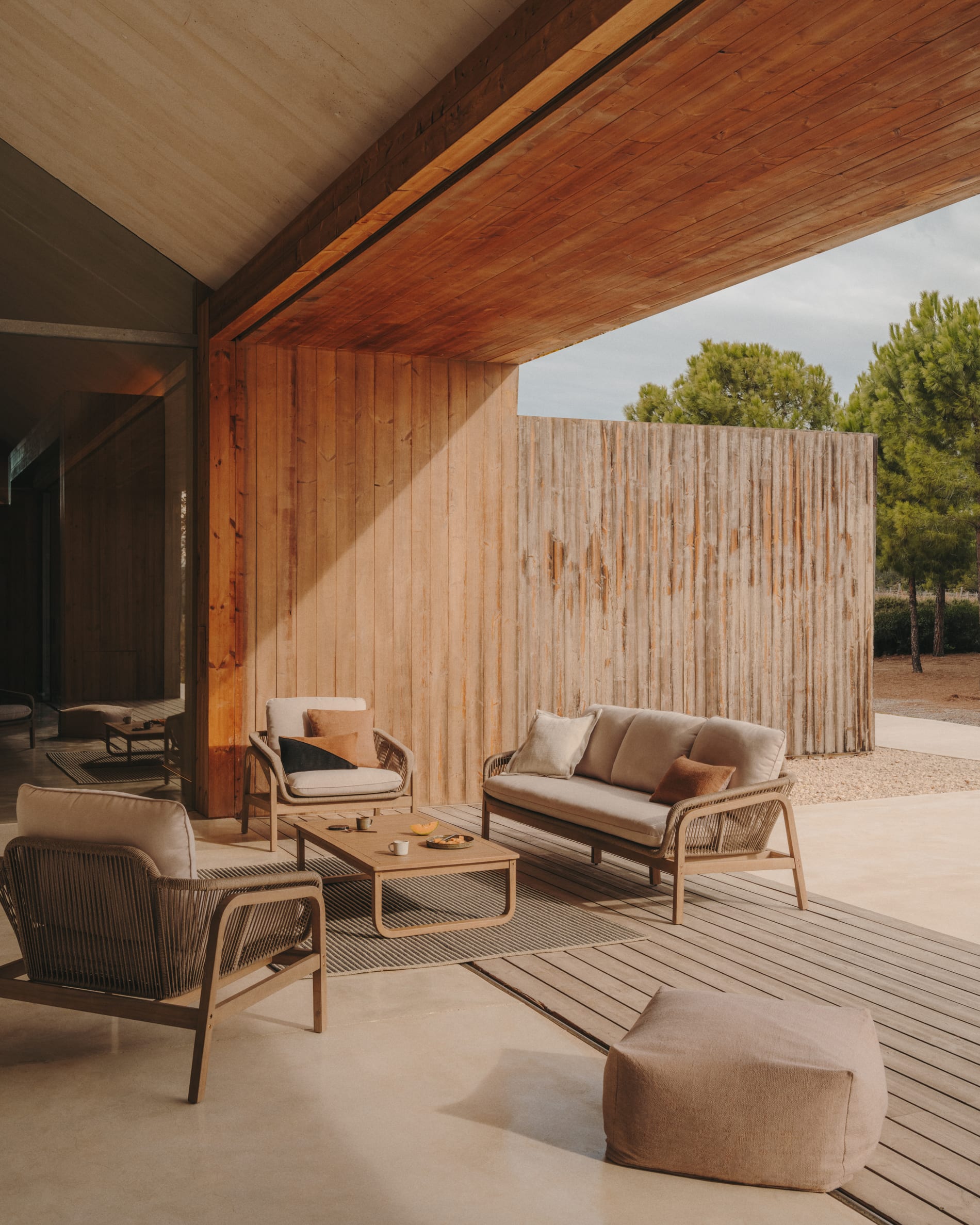 Moderner Satanca Teppich 160x230 cm, gestreift in Beige und Schwarz, aus langlebigen synthetischen Fasern.