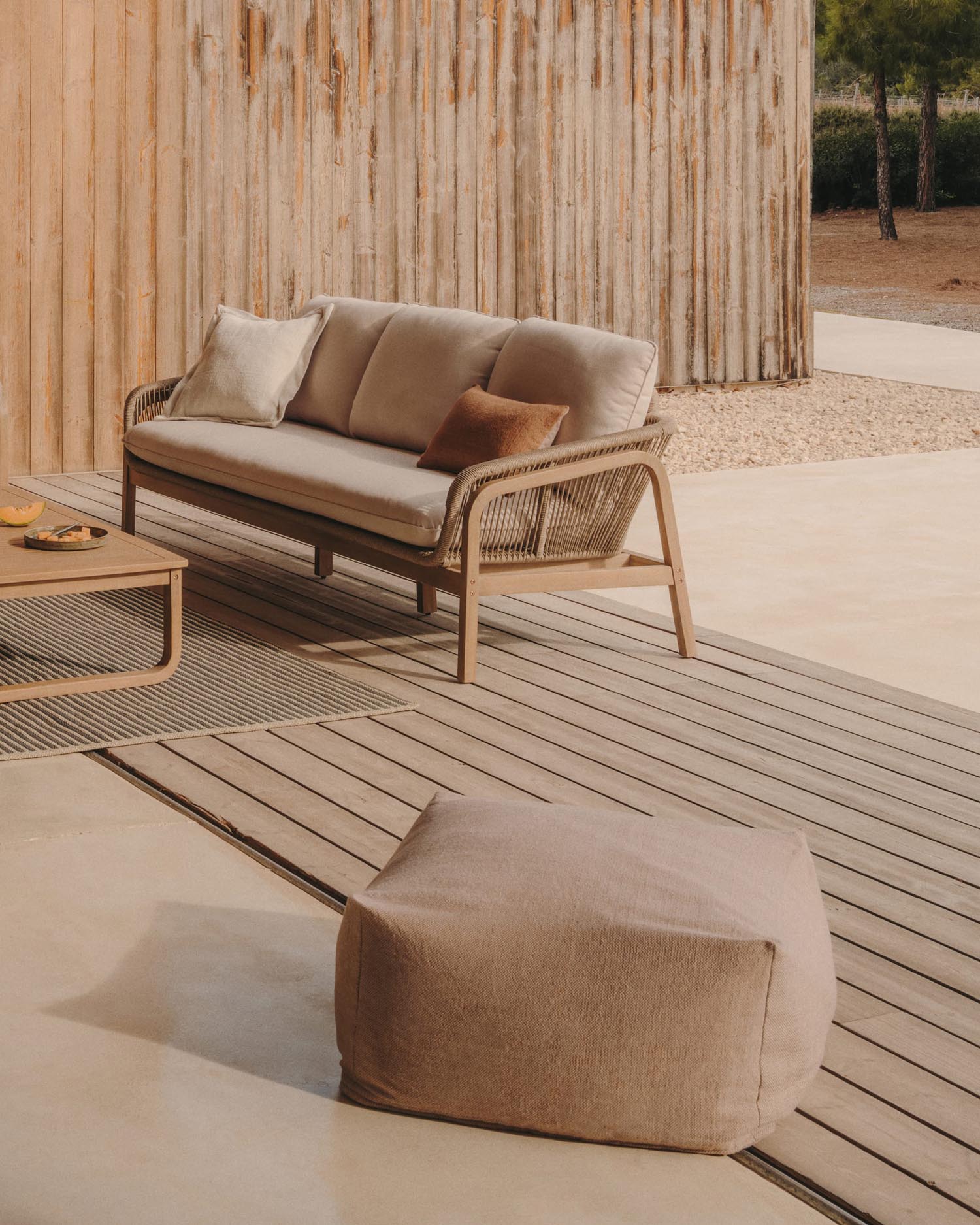 Eleganter Satanca Teppich 160x230 cm, gestreift in Beige und Schwarz, aus robusten synthetischen Fasern gefertigt.