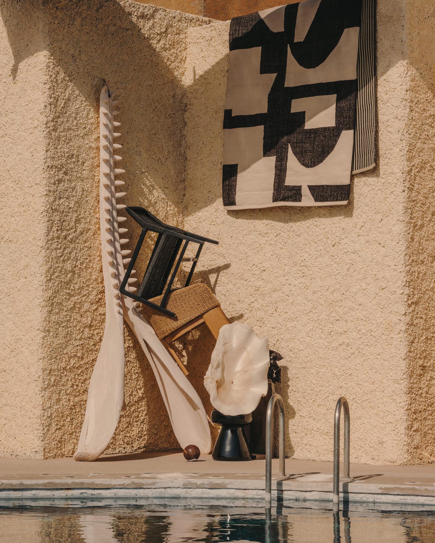 Moderner Satanca Teppich 160x230 cm, gestreift in Beige und Schwarz, aus langlebigen synthetischen Materialien.