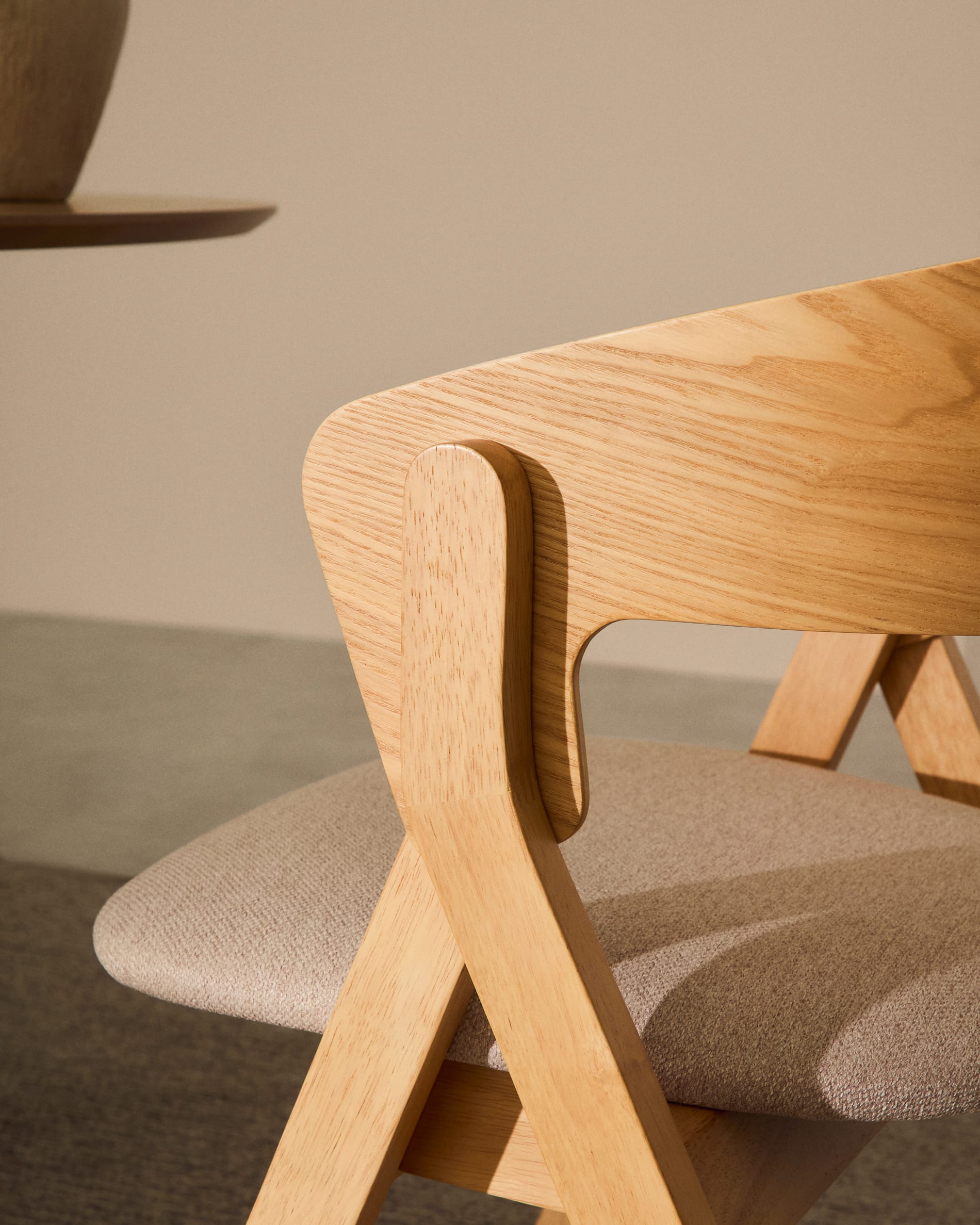 Verleihen Sie Ihrem Außenbereich mit dem 200 x 300 cm großen Teppich Galinda von Kave Home eine elegante Note – robust, pflegeleicht und wetterfest!