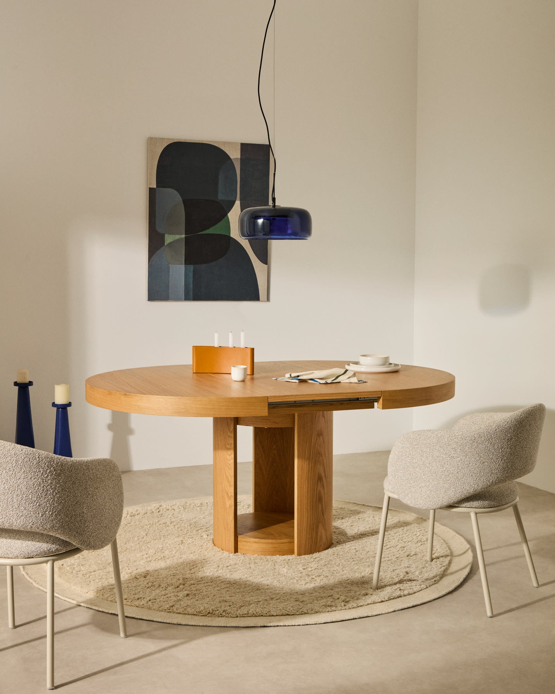 Entdecken Sie den runden Teppich Marely aus hochwertiger Wolle in elegantem Beige (Ø 200 cm) – ideal für einladende Wohnräume.