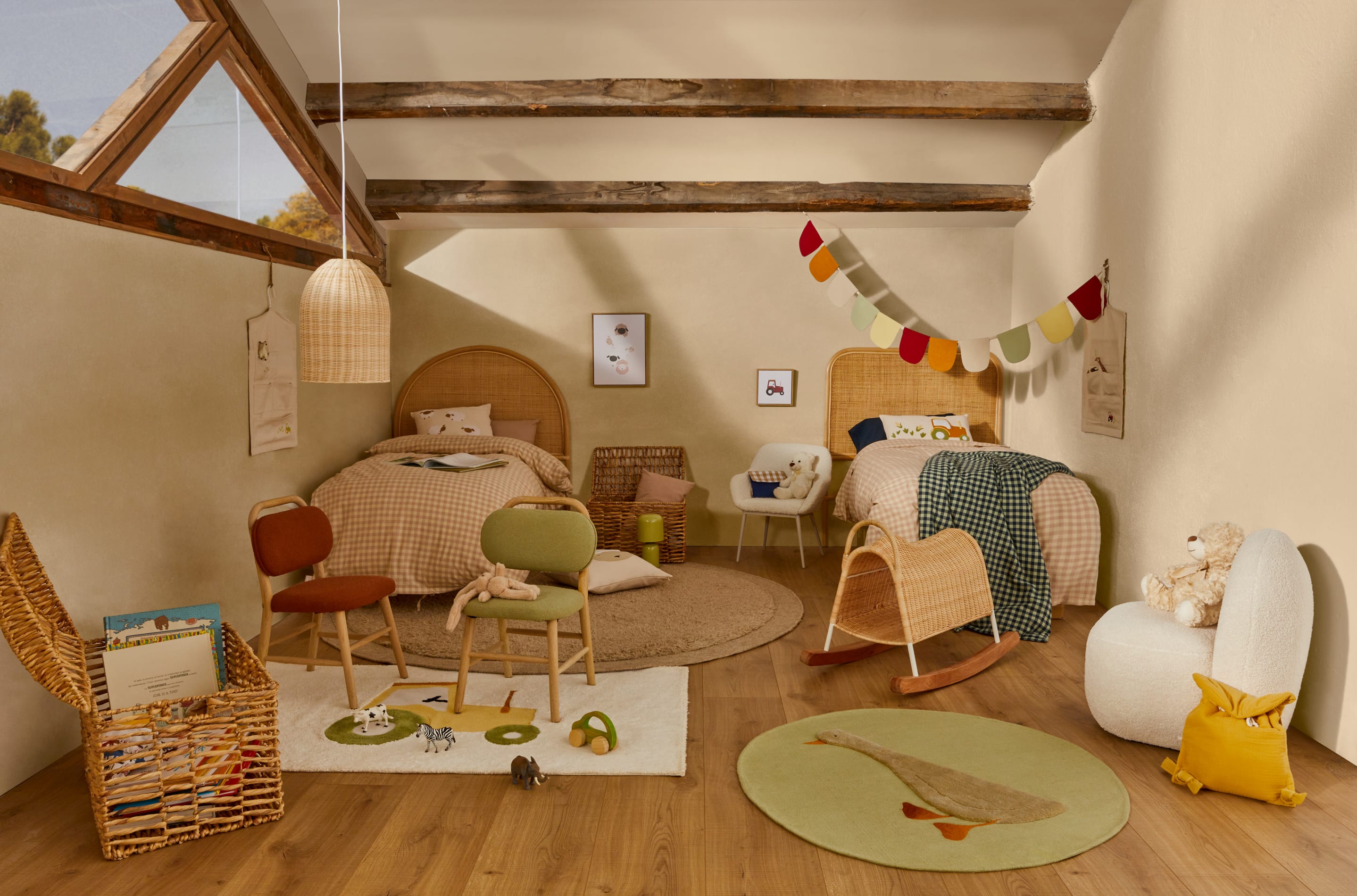 Entdecken Sie den runden Teppich Marely aus hochwertiger Wolle in elegantem Beige (Ø 200 cm) – ideal für einladende Wohnräume.