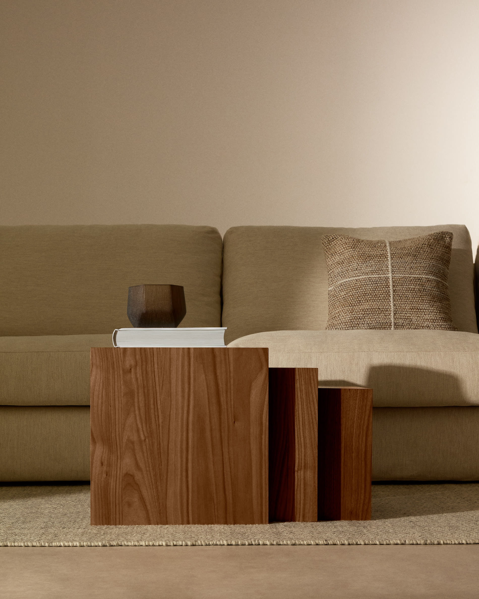 Der Teppich Nifelia Jacquard (200 x 300 cm) aus edler Wolle in Beige bietet zeitlose Eleganz und Wärme, ideal für jedes stilvolle Zuhause.