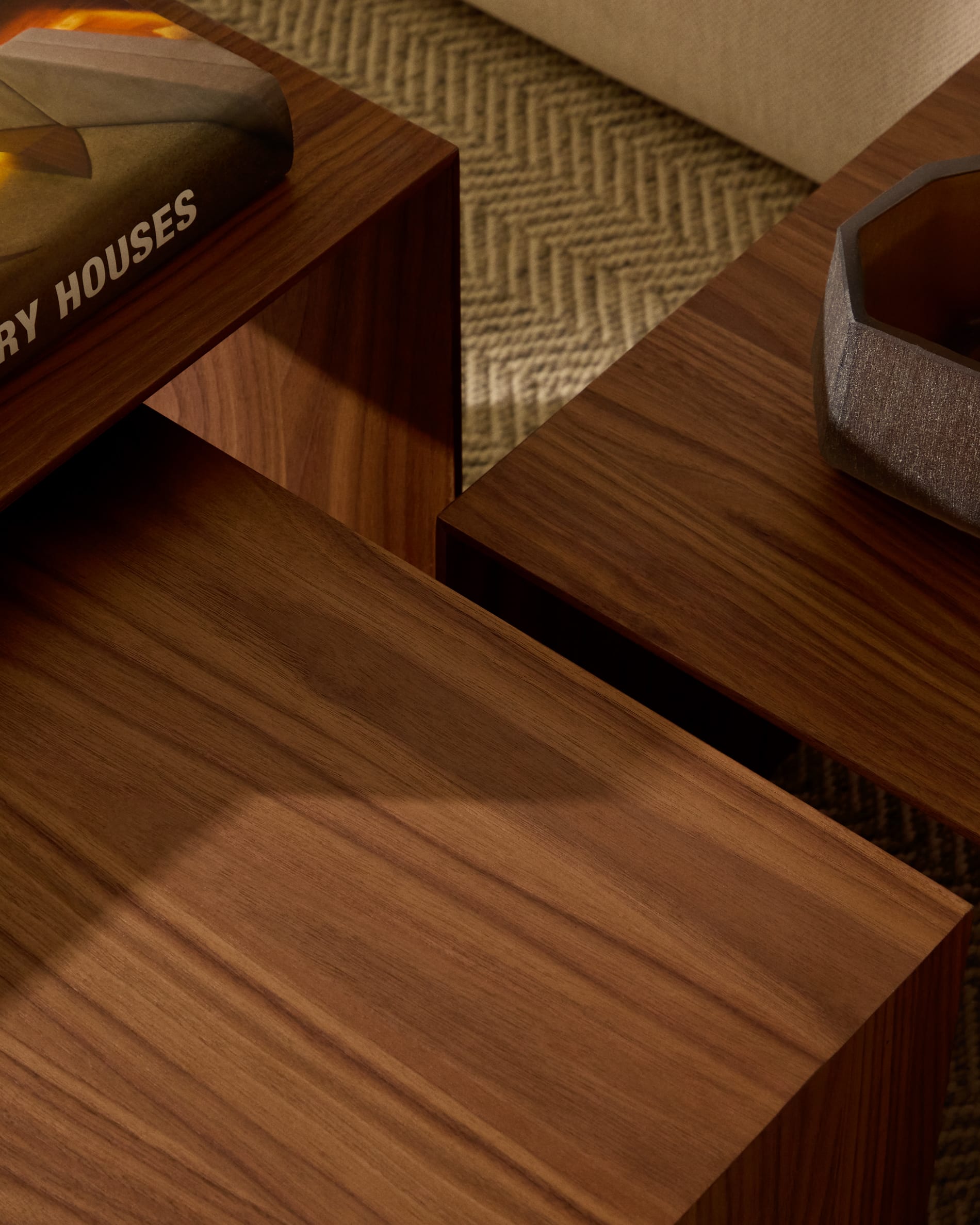 Der Teppich Nifelia Jacquard (200 x 300 cm) aus hochwertiger Wolle in Beige vereint Komfort und Stil, perfekt für eine harmonische Wohnatmosphäre.