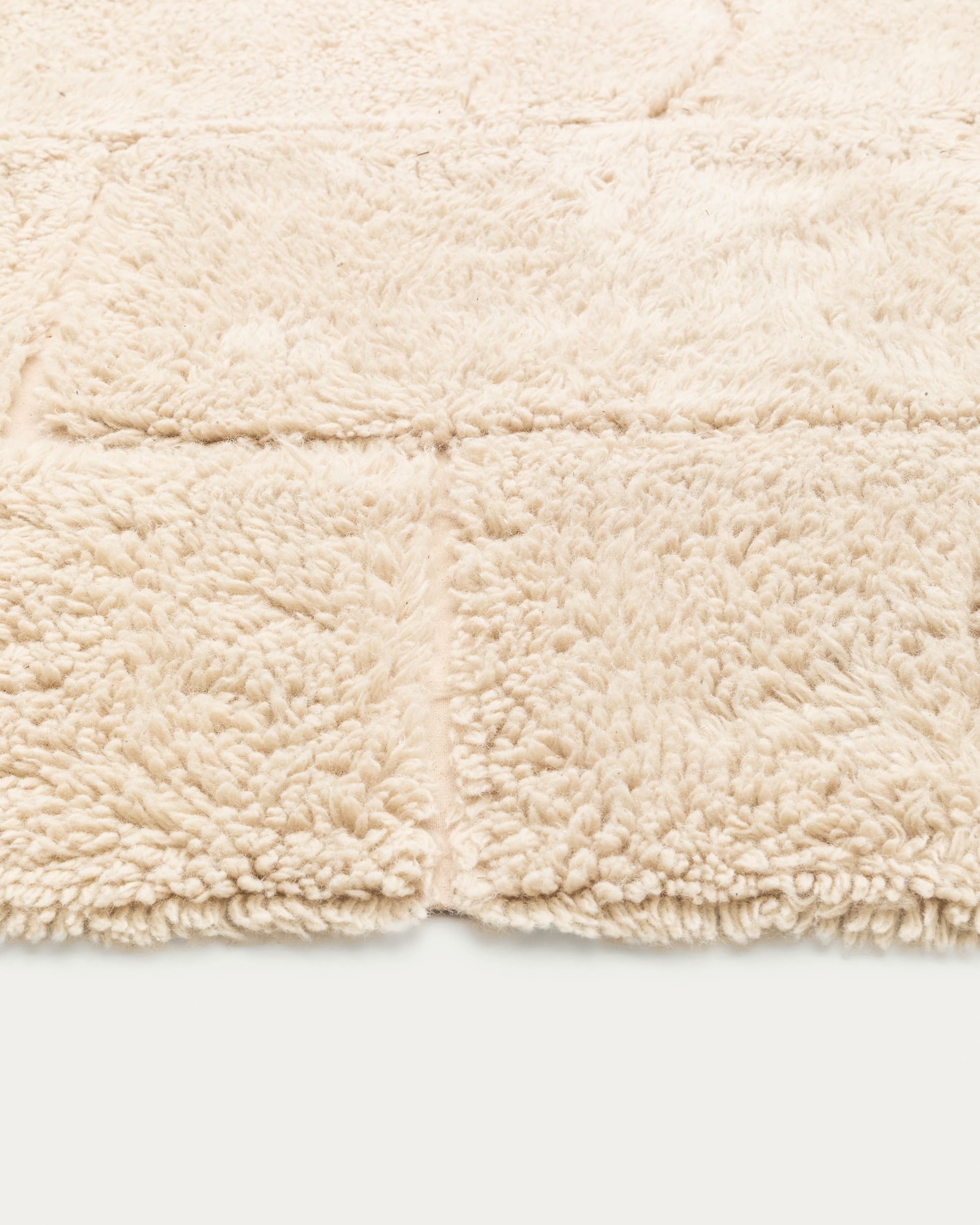 Entdecken Sie den Teppich Nak Jacquard aus hochwertiger neuseeländischer Wolle in Ecru, 200 x 300 cm. Ein stilvolles Highlight für Ihr Zuhause!