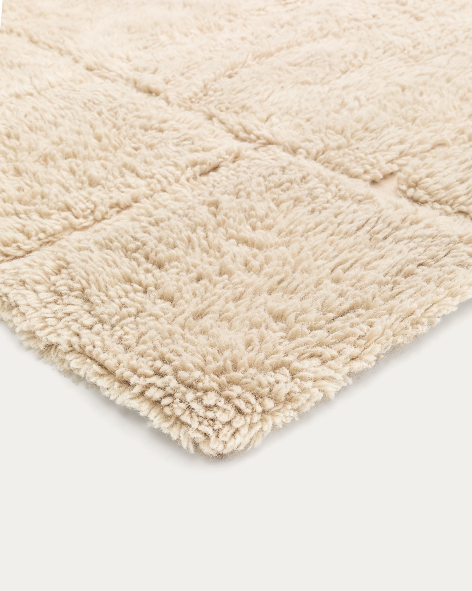 Der Teppich Nak Jacquard in Ecru (200 x 300 cm) vereint edles Design und hochwertige neuseeländische Wolle für ein gemütliches Ambiente.