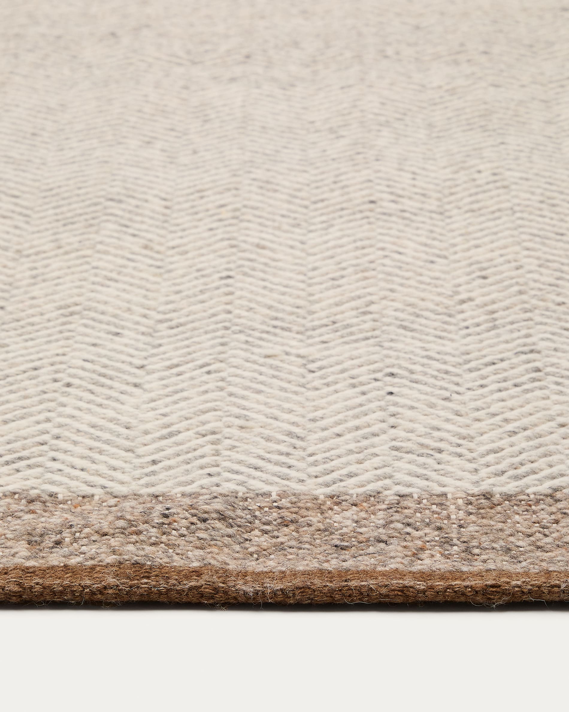 Hochwertiger Nifelia Jacquard-Teppich aus Wolle in Beige, 160 x 230 cm. Perfekt für stilvolle Räume, vereint Eleganz und Gemütlichkeit.