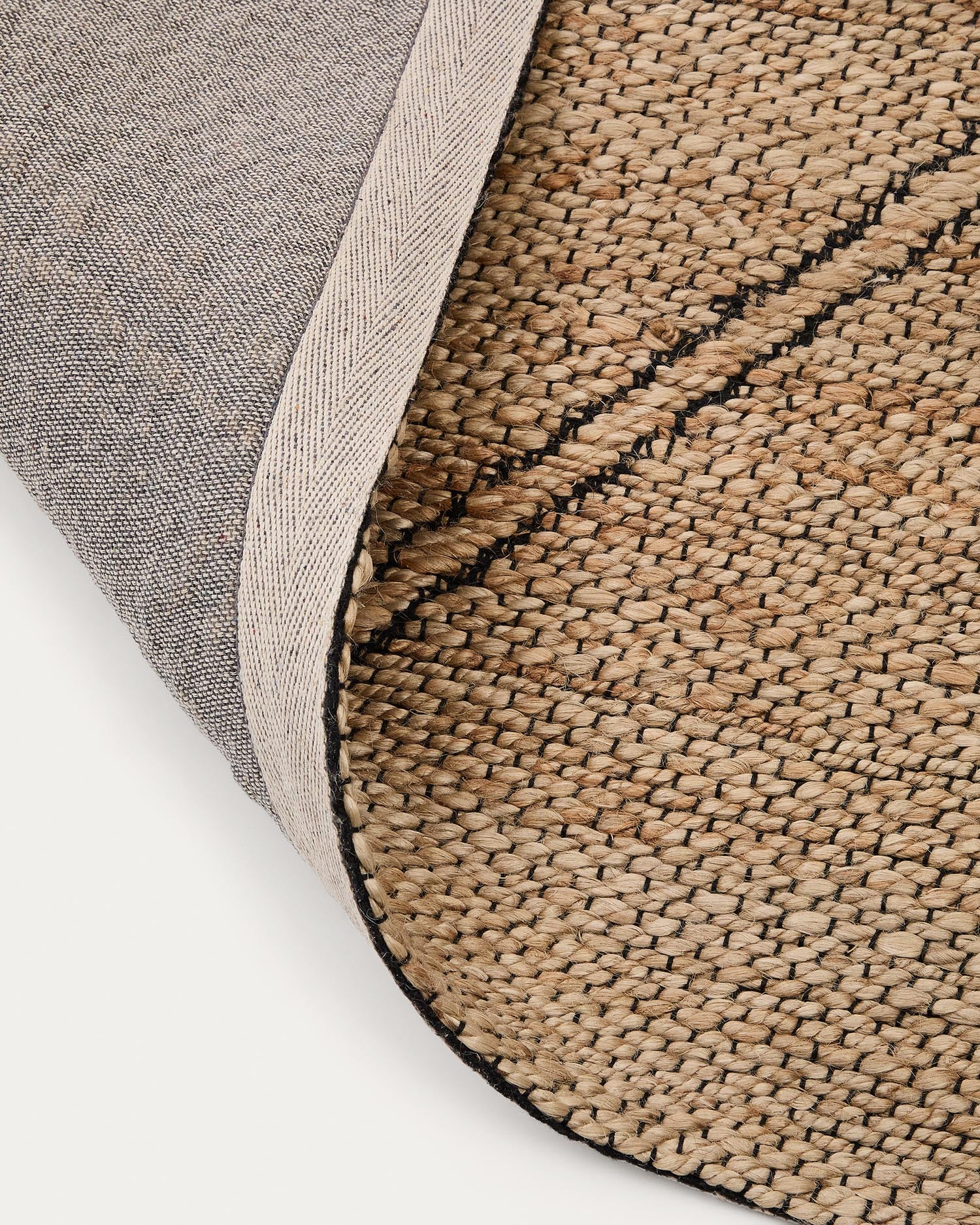 Entdecken Sie den Teppich Vallalta von Kave Home: 200 x 300 cm, aus natürlicher Jute, einzigartig handgefertigt und ideal für stilvolle, nachhaltige Wohnräume.