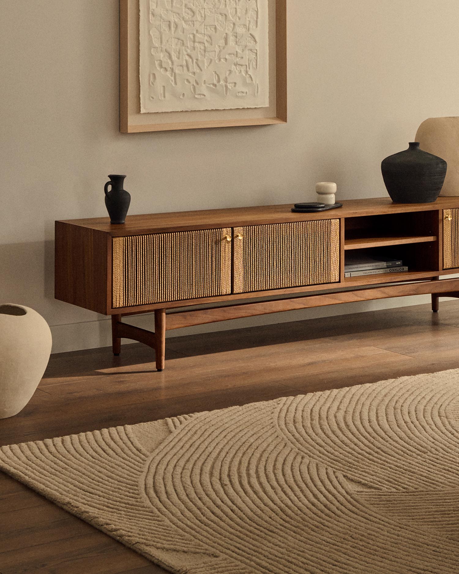 Verleihen Sie Ihrem Zuhause mit dem handgefertigten Teppich Domm aus weißer Wolle (200 x 300 cm) von Kave Home einen Hauch von Eleganz und Komfort.