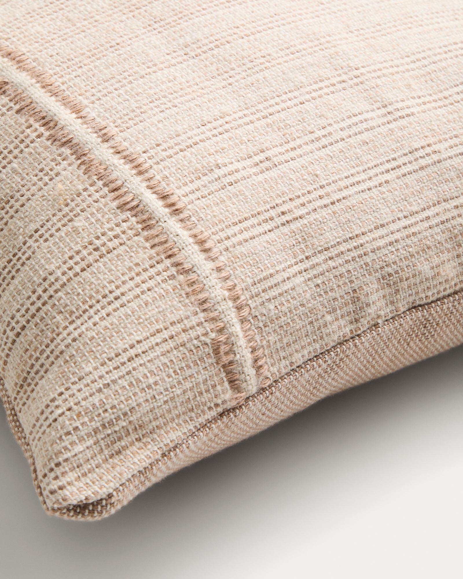 Eleganter Kissenbezug Drati in Beige, gefertigt aus 100 % recyceltem PET, 45 x 45 cm, perfekt für eine stilvolle Gartengestaltung.