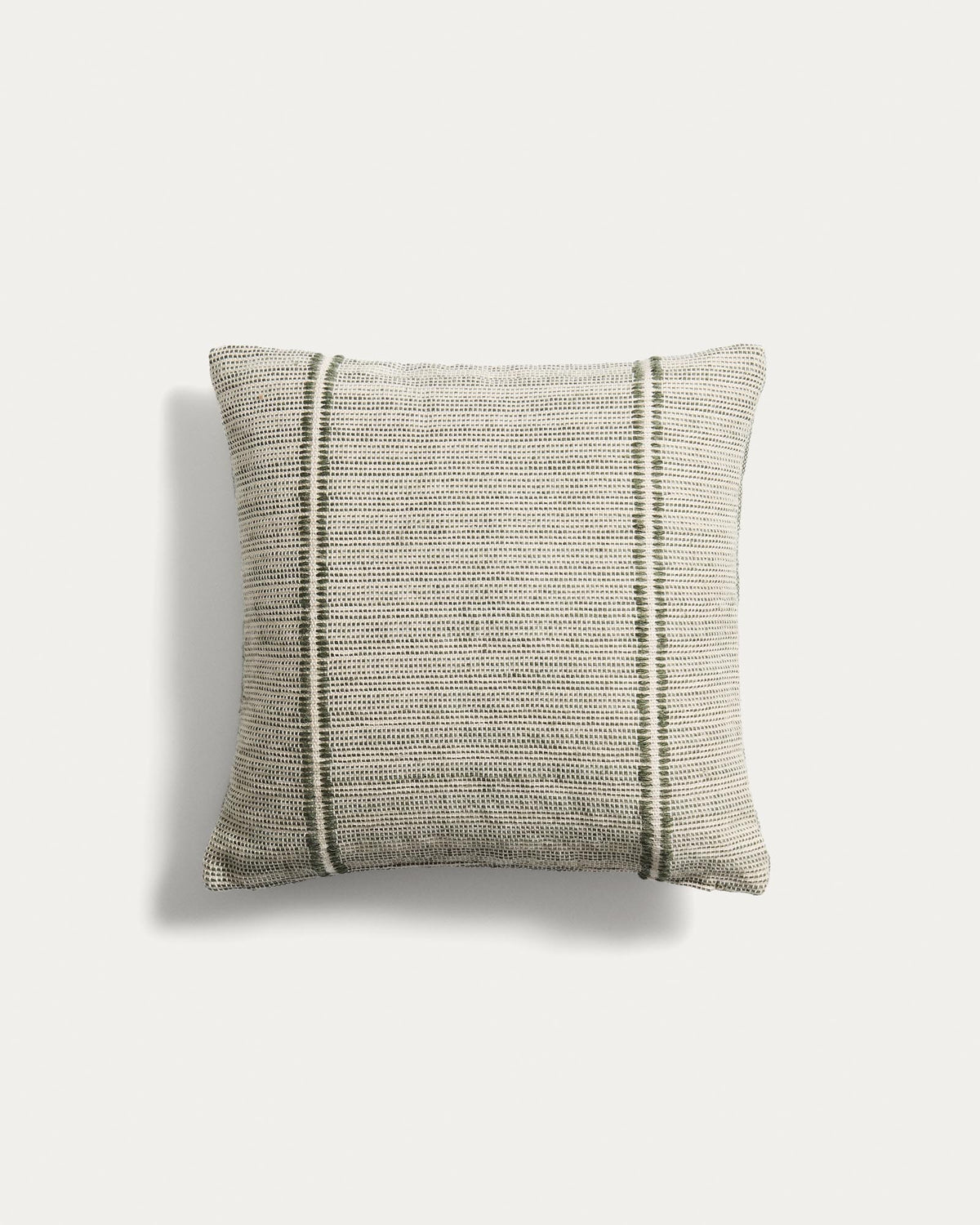 Kissenbezug Drati aus 100 % PET grün 45 x 45 cm in Grün präsentiert im Onlineshop von KAQTU Design AG. Gartenkissen ist von Kave Home