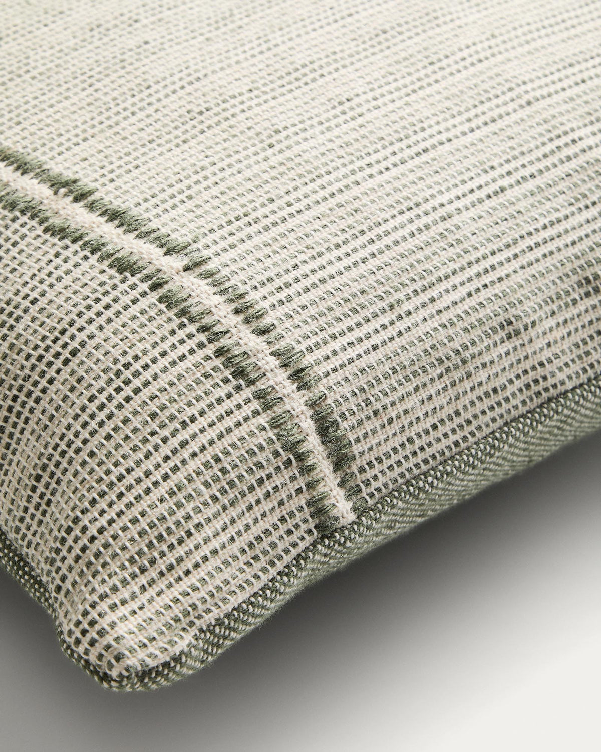Stylischer Kissenbezug Drati in grün, 45 x 45 cm, aus recyceltem PET, perfekt für eine nachhaltige Gartengestaltung von Kave Home.