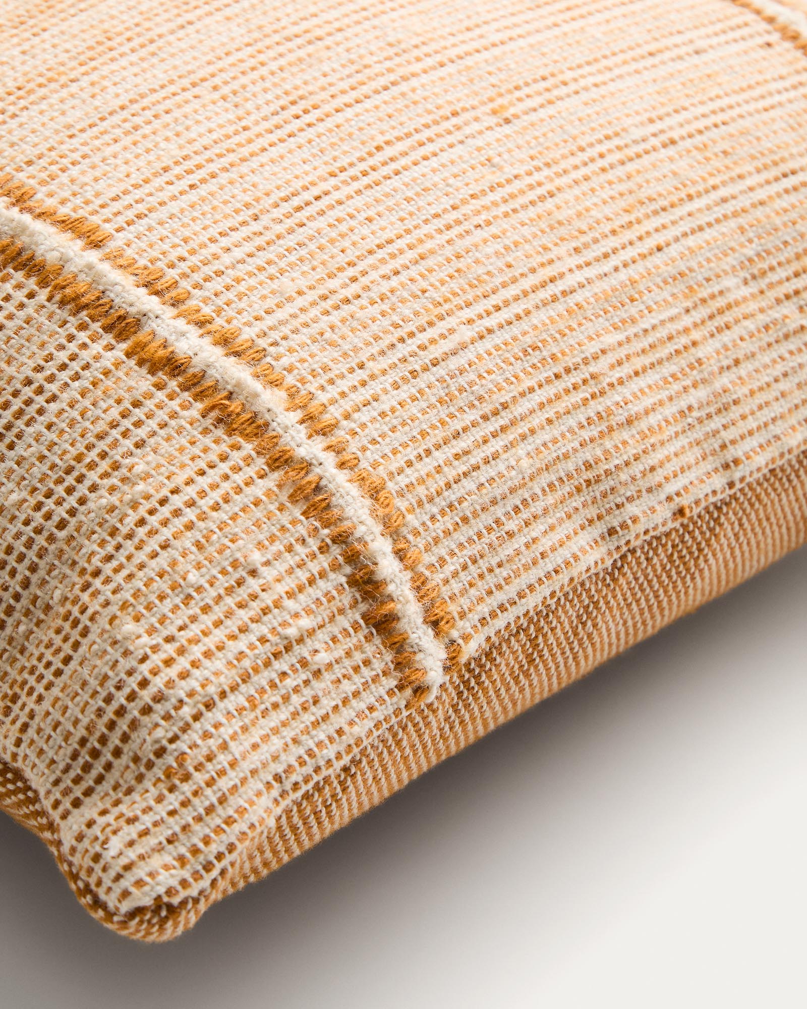 Kissenbezug Drati in leuchtendem Orange, aus 100 % recyceltem PET, ideal für stilvolle Akzente im Garten, Maße 45 x 45 cm.