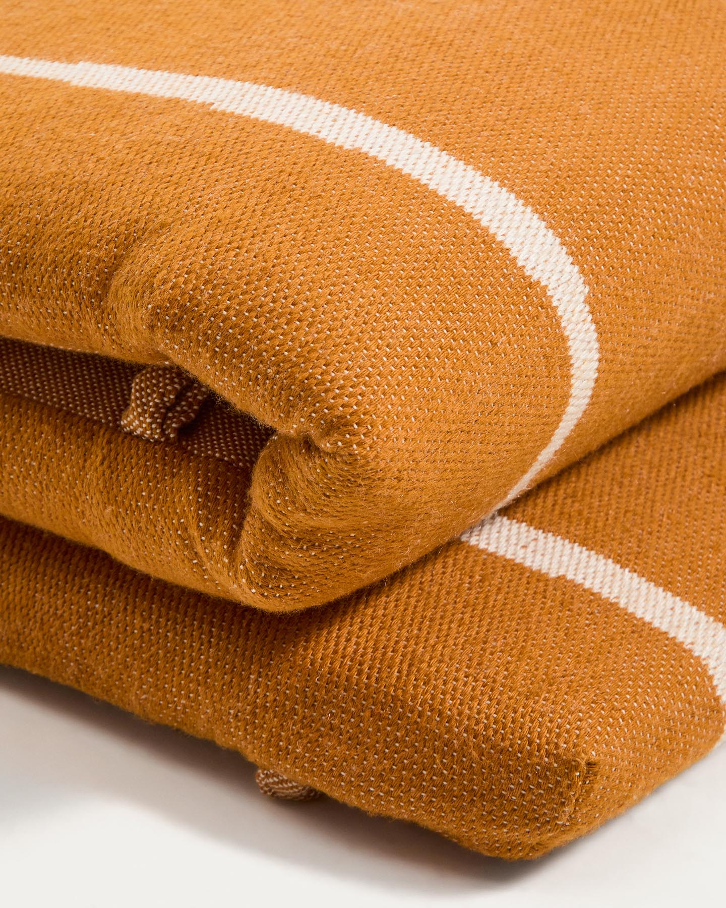 Sonnenliegekissen Daila mit Ikat-Muster 100 % PET orange 50 x 175 cm in Orange präsentiert im Onlineshop von KAQTU Design AG. Sitzkissen ist von Kave Home