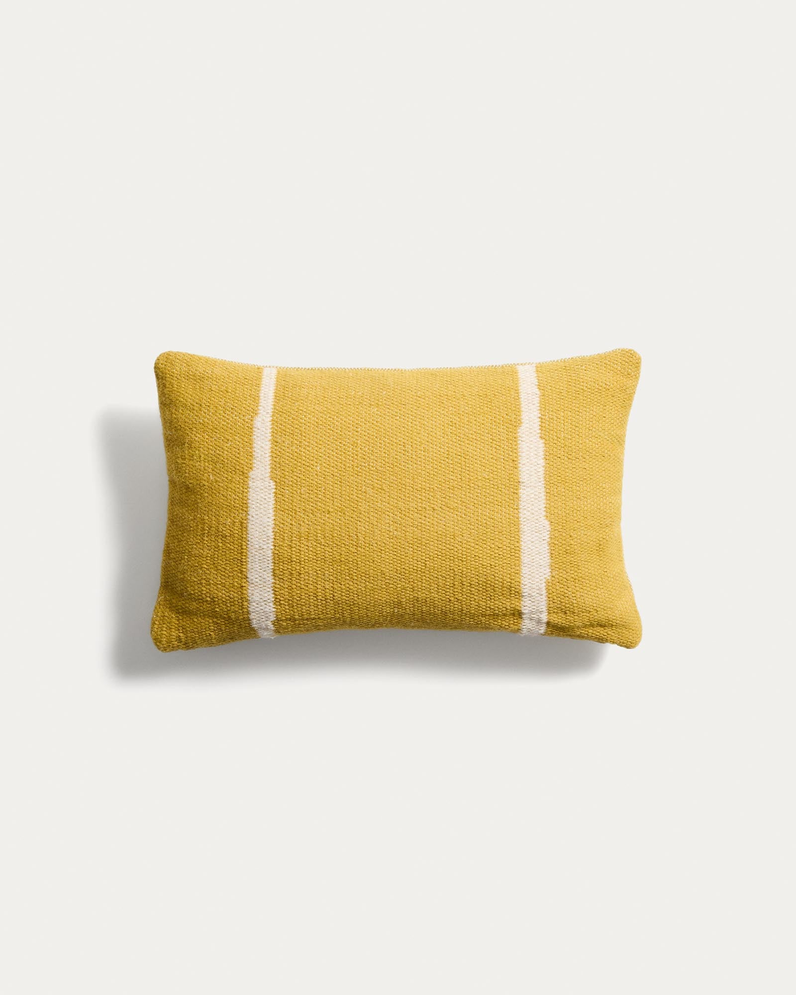 Kissenbezug Daila mit Ikat-Muster 100 % PET gelb 30 x 50 cm in Gelb präsentiert im Onlineshop von KAQTU Design AG. Gartenkissen ist von Kave Home