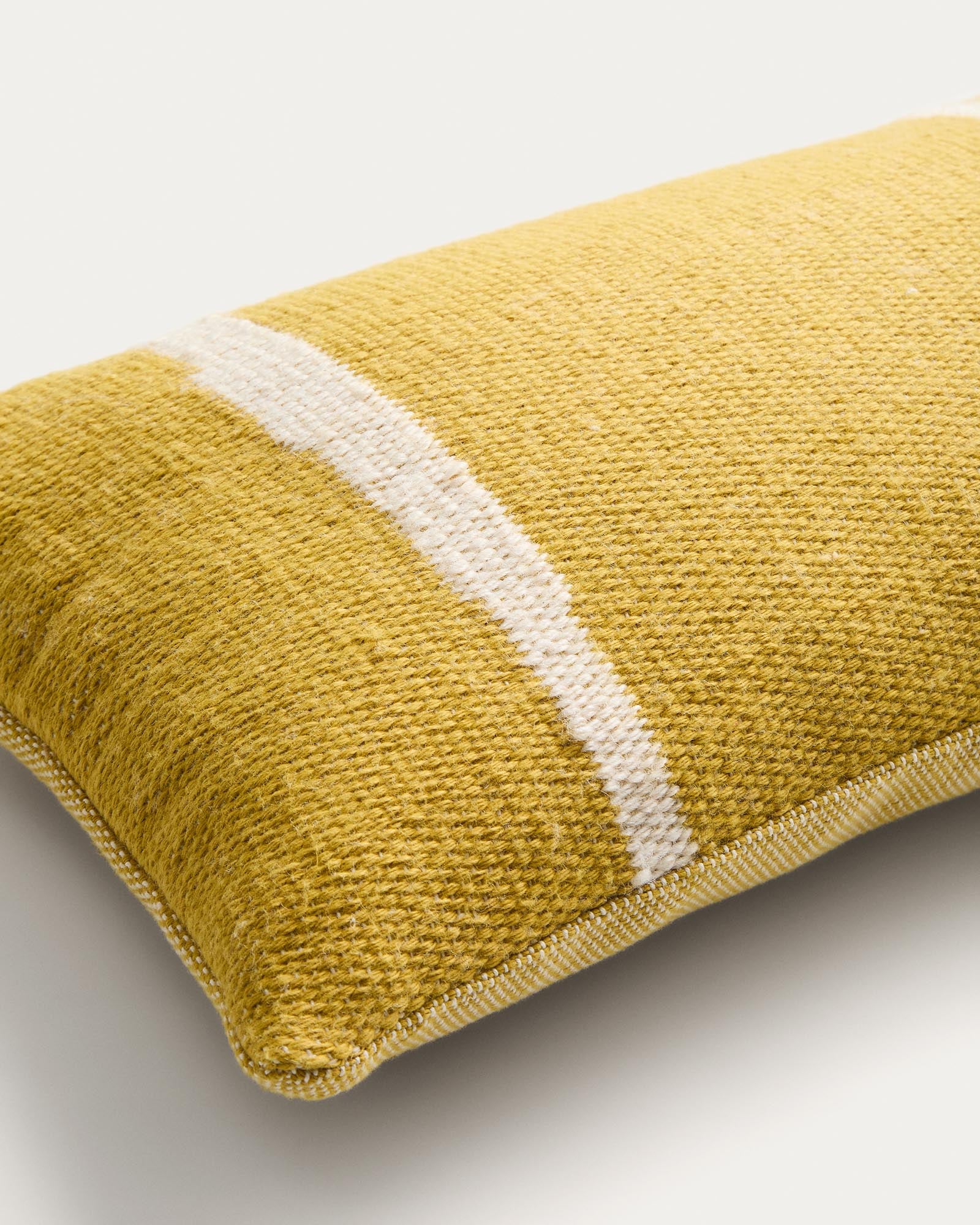 Heller Kissenbezug Daila mit lebhaftem Ikat-Design in Gelb, perfekt für den Außenbereich, aus 100 % PET, Größe 30 x 50 cm.