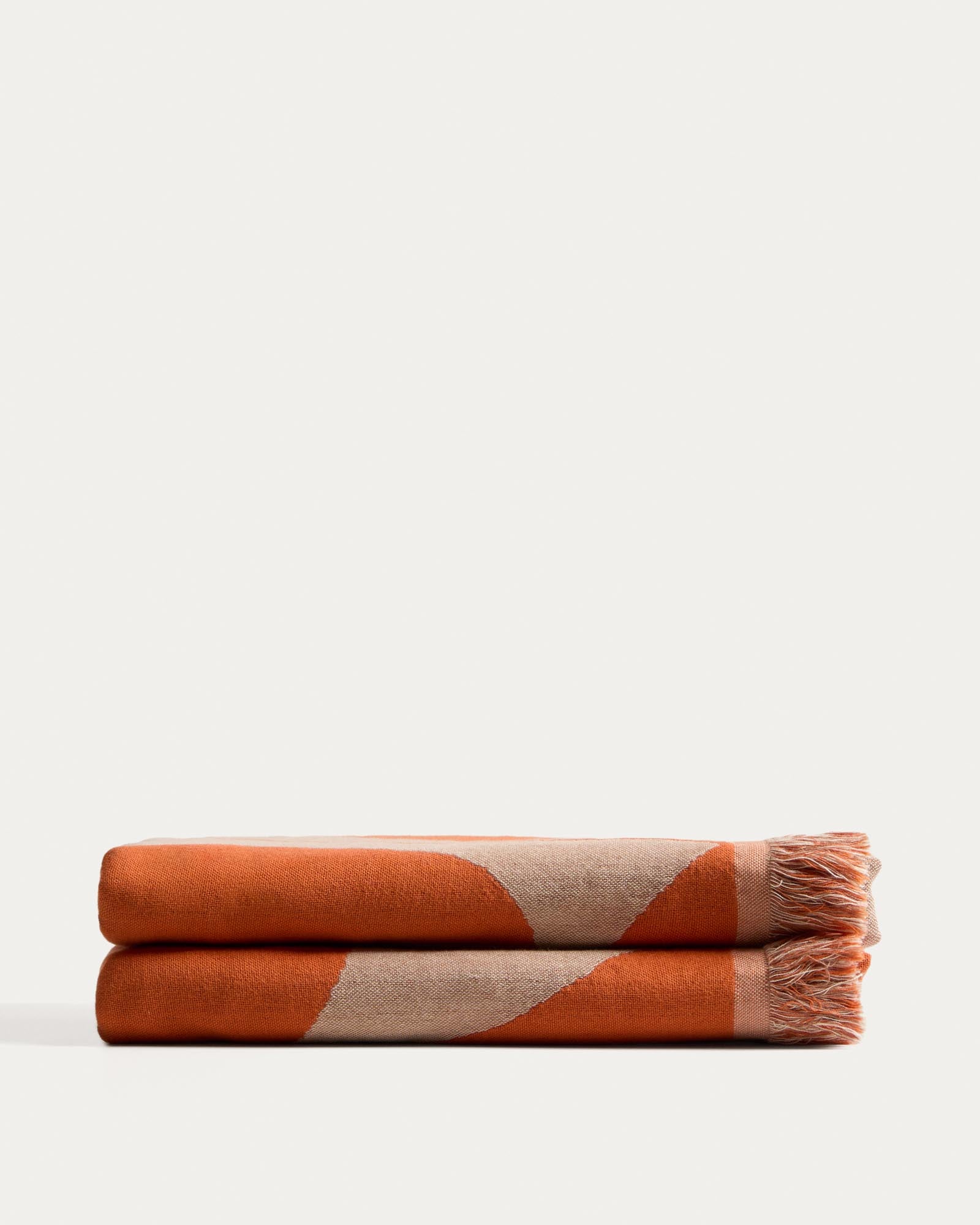 Wendedecke Niore aus 100 % Baumwolle in Orange und Beige 130 x 170 cm in Mehrfarbig präsentiert im Onlineshop von KAQTU Design AG. Wolldecke ist von Kave Home