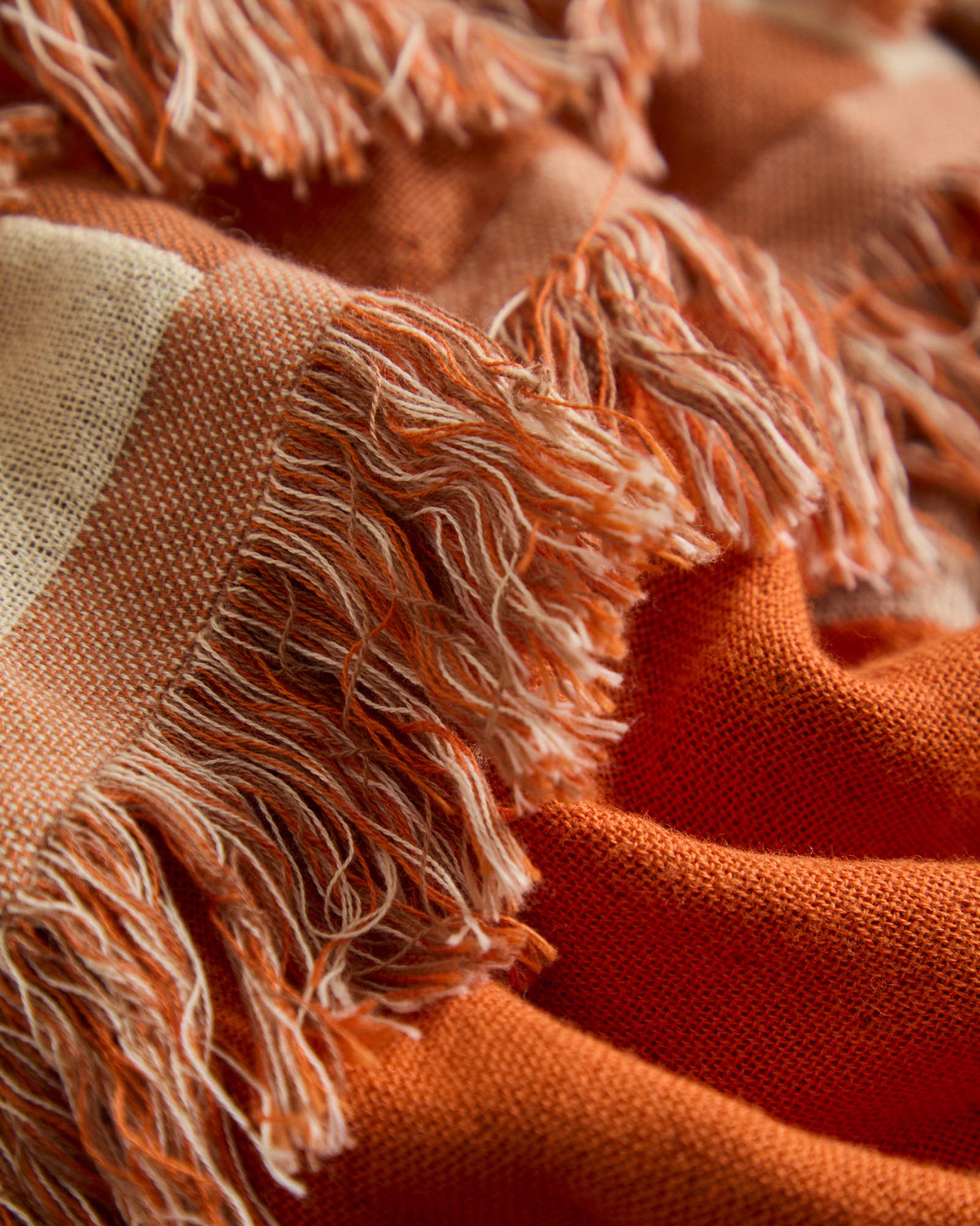 Wendedecke Niore aus 100 % Baumwolle in Orange und Beige 130 x 170 cm in Mehrfarbig präsentiert im Onlineshop von KAQTU Design AG. Wolldecke ist von Kave Home