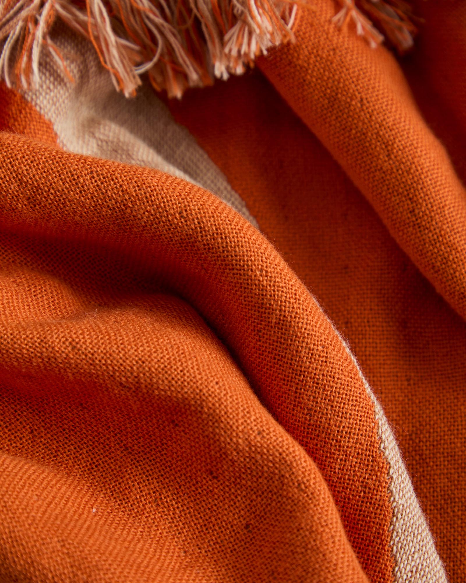 Wendedecke Niore aus 100 % Baumwolle in Orange und Beige 130 x 170 cm in Mehrfarbig präsentiert im Onlineshop von KAQTU Design AG. Wolldecke ist von Kave Home