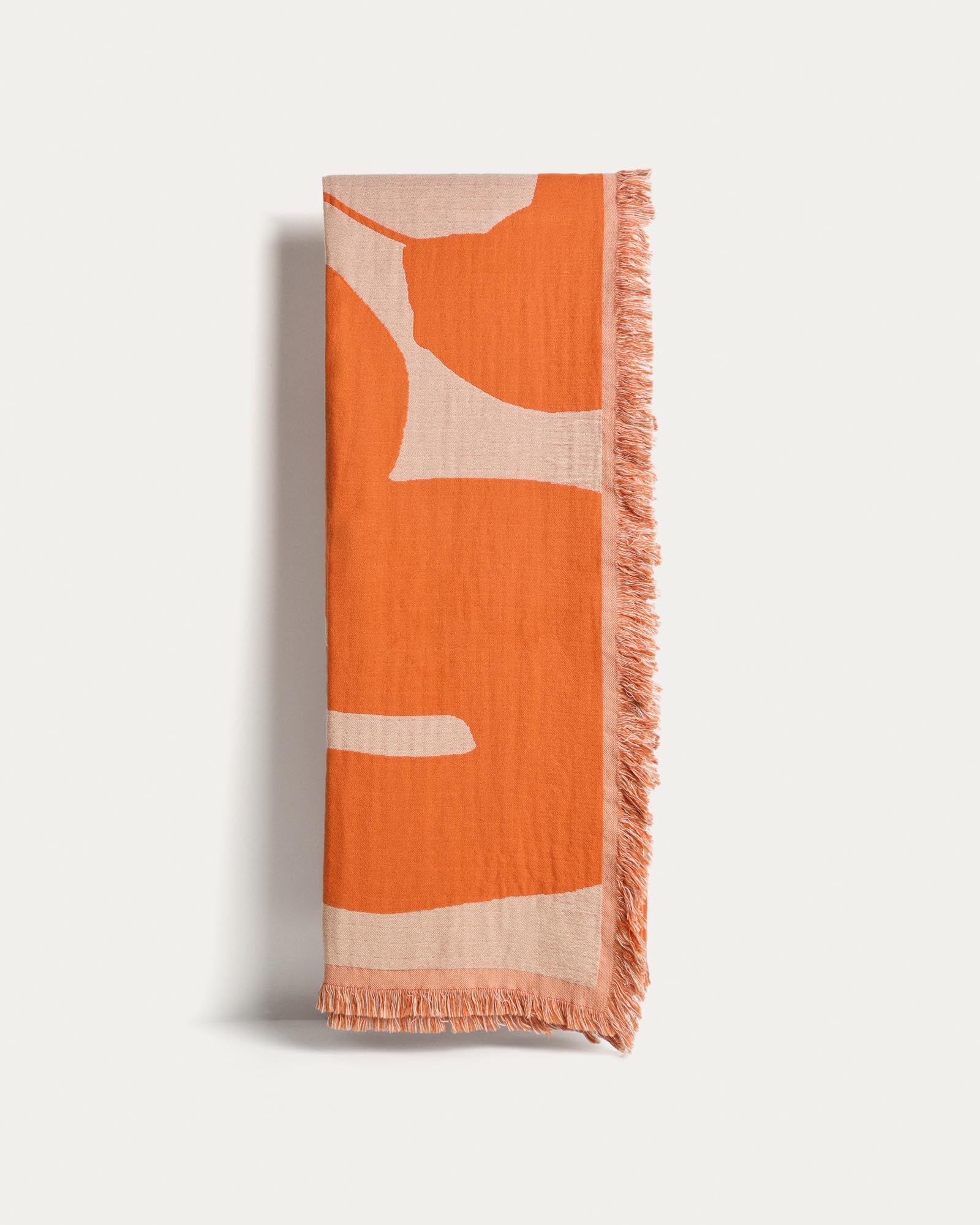 Wendedecke Niore aus 100 % Baumwolle in Orange und Beige 130 x 170 cm in Mehrfarbig präsentiert im Onlineshop von KAQTU Design AG. Wolldecke ist von Kave Home