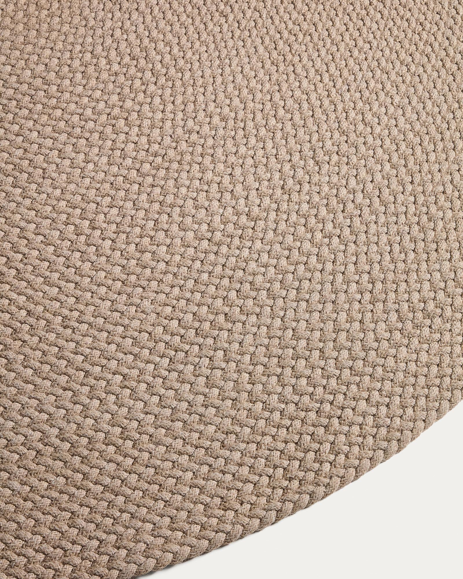 Eleganter Outdoor Teppich Despas in Ecru, Ø 150 cm, aus strapazierfähiger Synthetikfaser für stilvolle Akzente im Außenbereich.