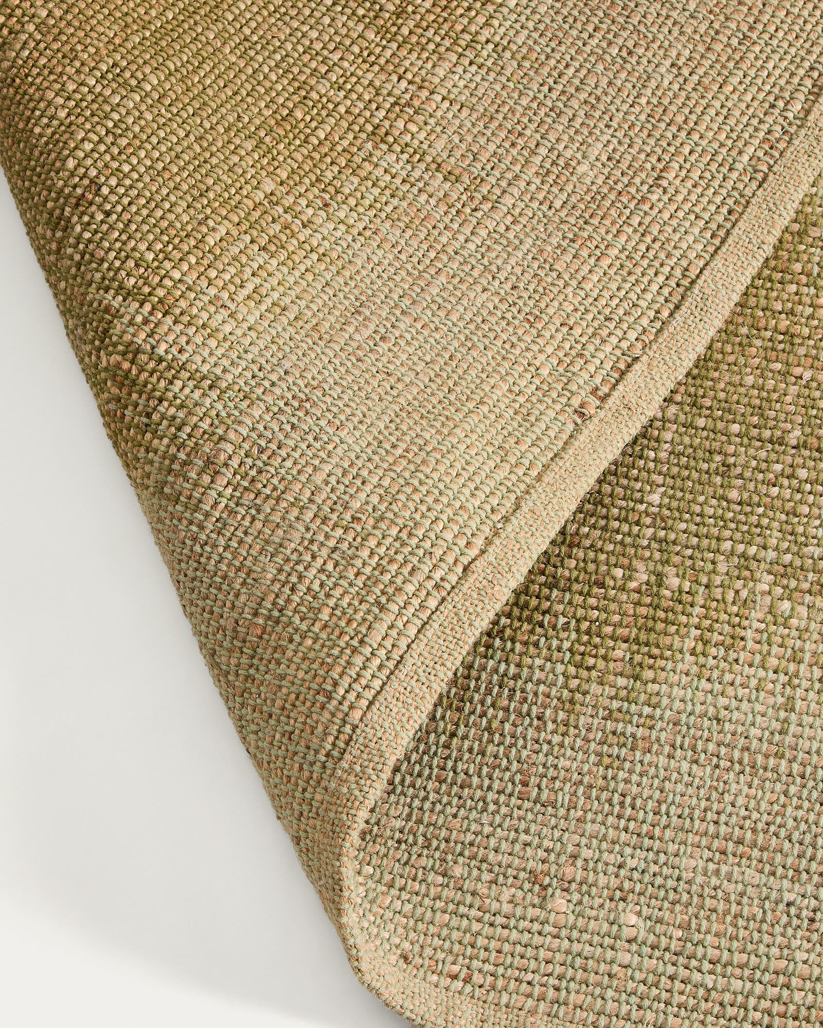 Stilvoller grüner Jute-Teppich Lirmo, 200 x 300 cm, ideal für den Außenbereich, bringt Eleganz in Garten und Terrasse.