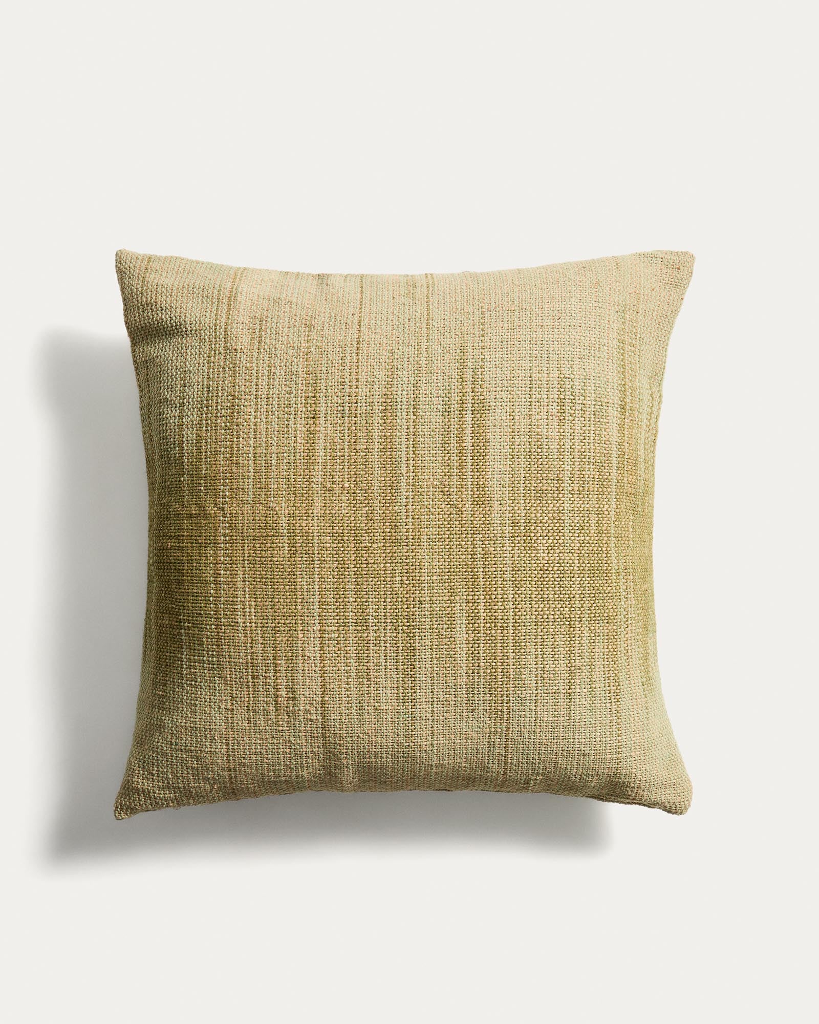 Bodenkissenbezug Liroda aus Jute mit grüner Ikat-Grafik 70 x 70 cm in Grün präsentiert im Onlineshop von KAQTU Design AG. Gartenkissen ist von Kave Home