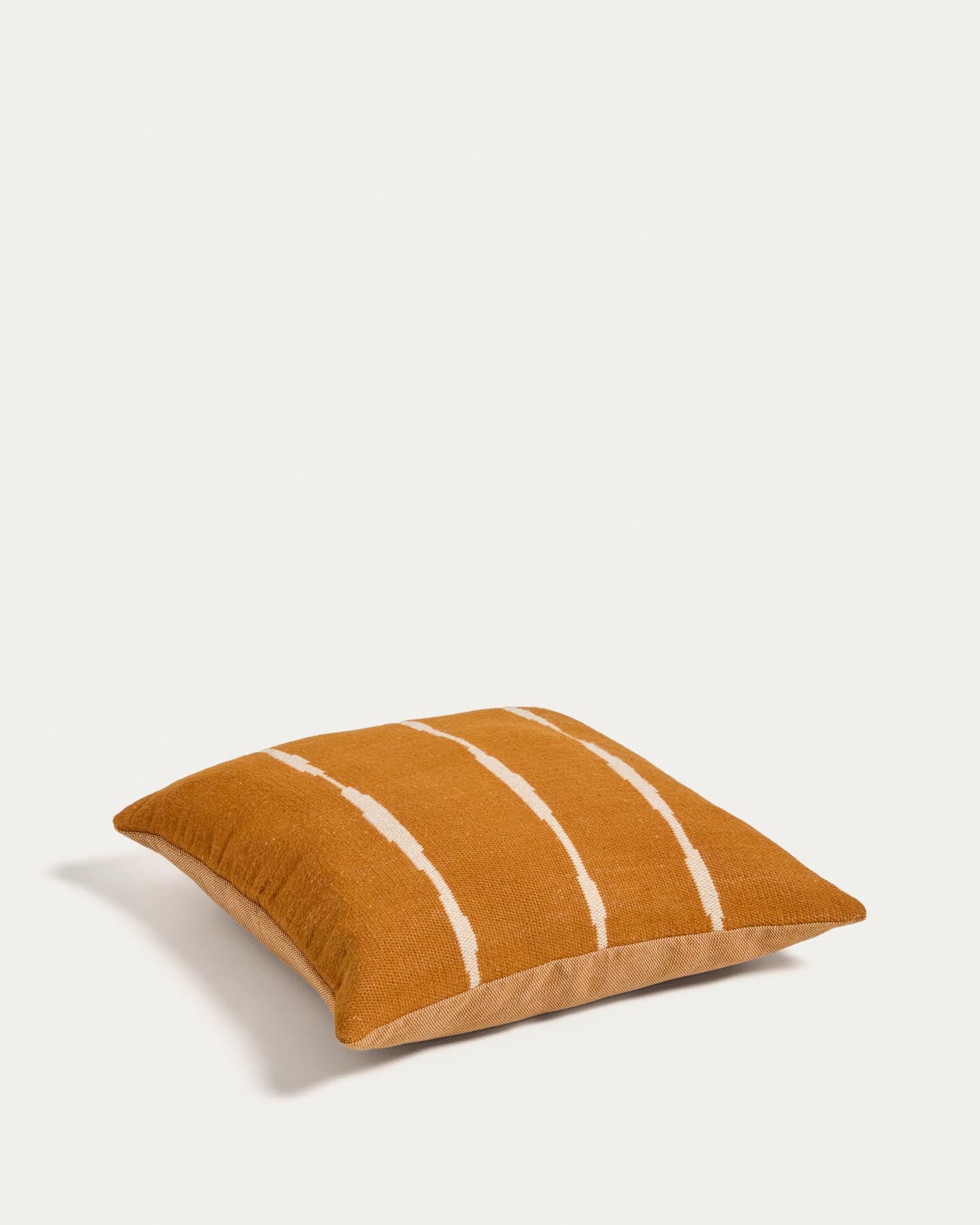 Orangefarbene Daila-Hülle für Bodenkissen aus 100 % PET mit Ikat-Muster 70 x 70 cm in Orange präsentiert im Onlineshop von KAQTU Design AG. Deko Kissenbezug ist von Kave Home