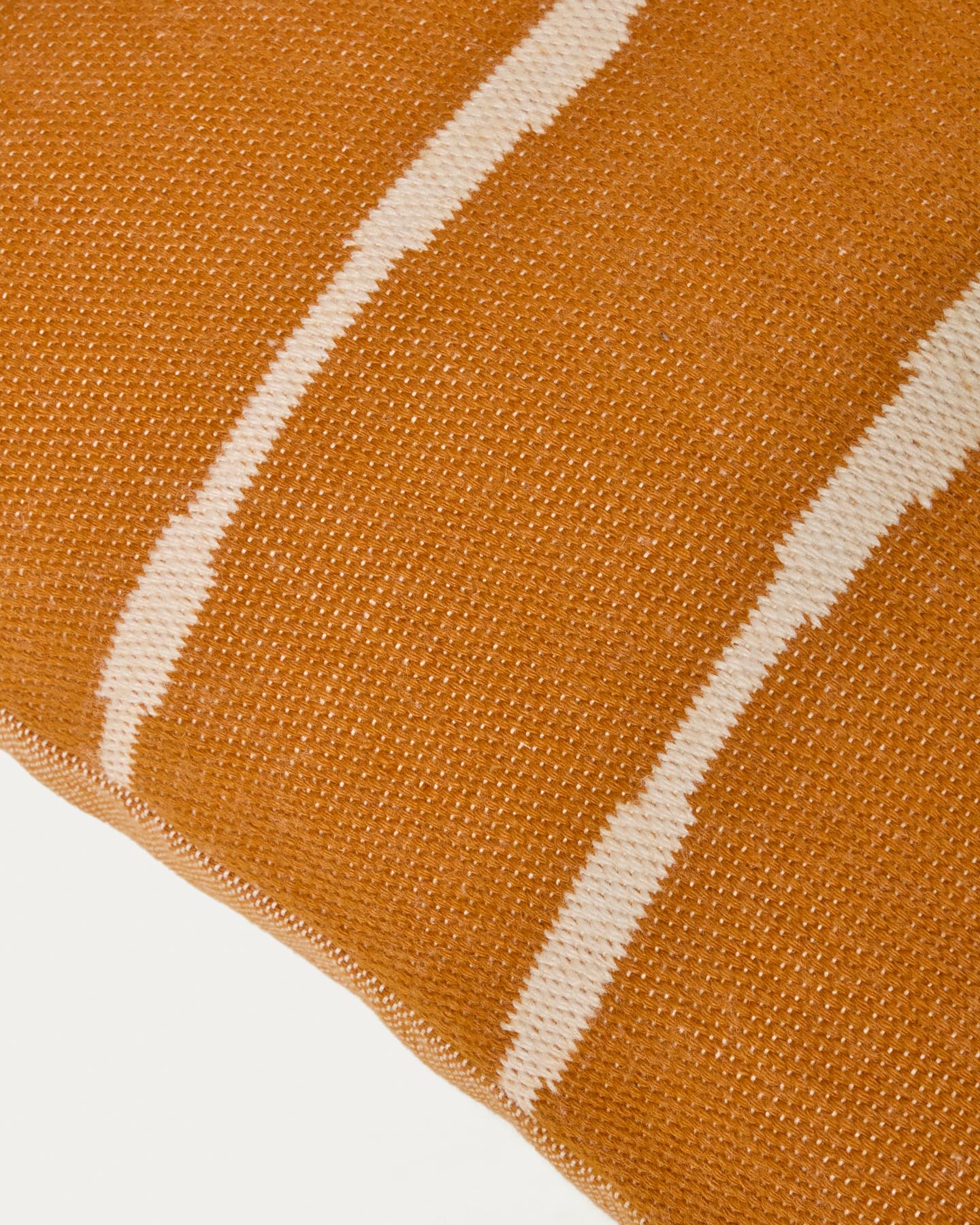 Orangefarbene Daila-Hülle für Bodenkissen aus 100 % PET mit Ikat-Muster 70 x 70 cm in Orange präsentiert im Onlineshop von KAQTU Design AG. Deko Kissenbezug ist von Kave Home
