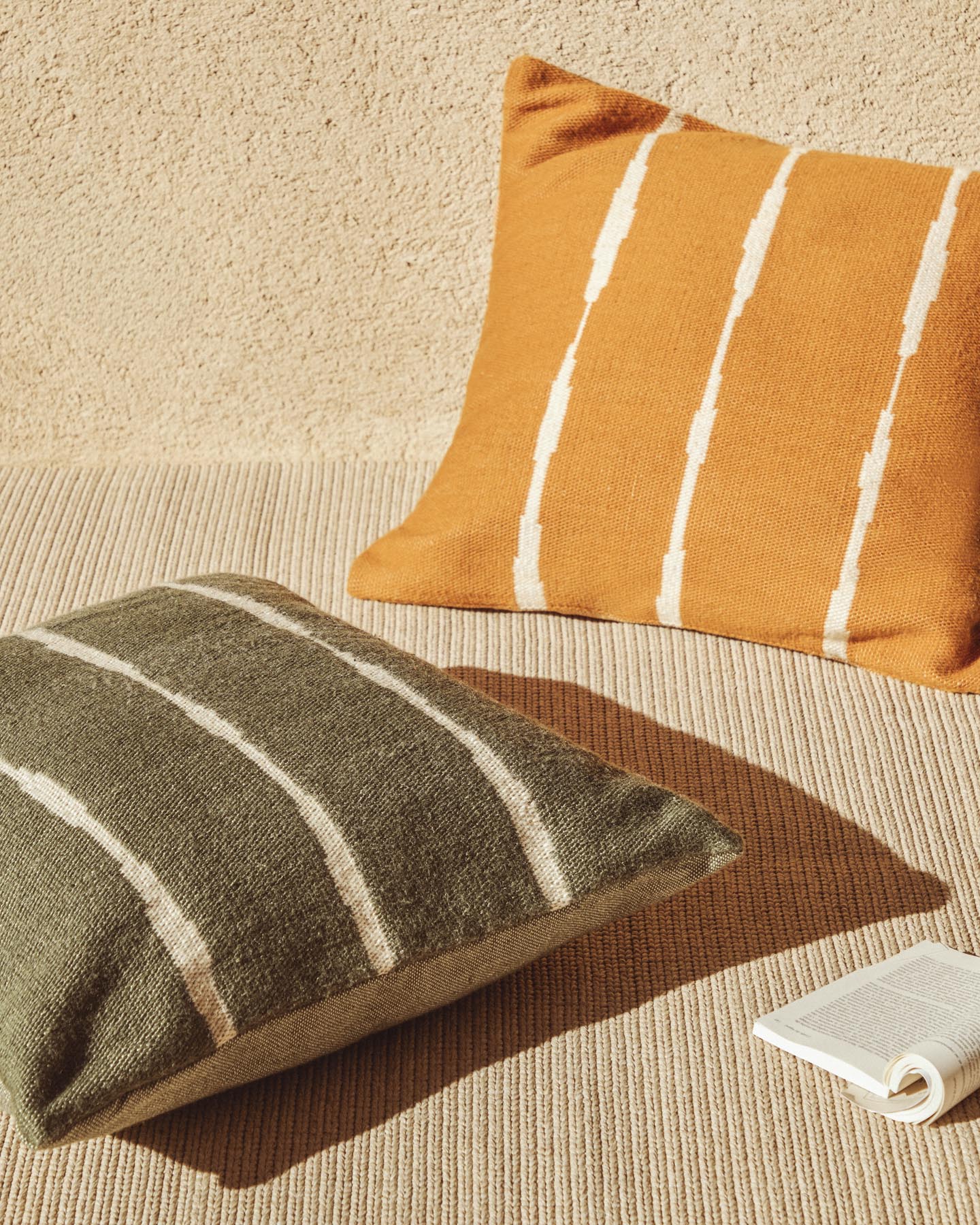 Orangefarbene Daila-Hülle für Bodenkissen aus 100 % PET mit Ikat-Muster 70 x 70 cm in Orange präsentiert im Onlineshop von KAQTU Design AG. Deko Kissenbezug ist von Kave Home