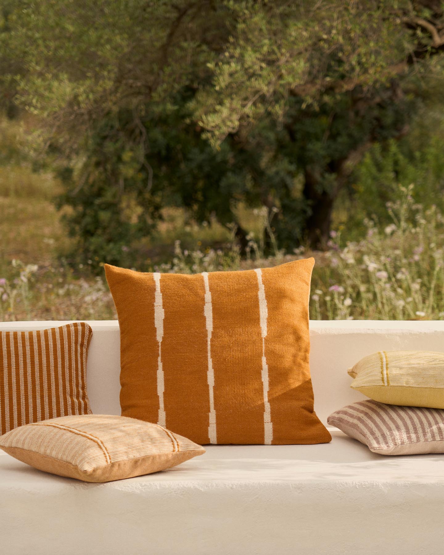 Orangefarbene Daila-Hülle für Bodenkissen aus 100 % PET mit Ikat-Muster 70 x 70 cm in Orange präsentiert im Onlineshop von KAQTU Design AG. Deko Kissenbezug ist von Kave Home