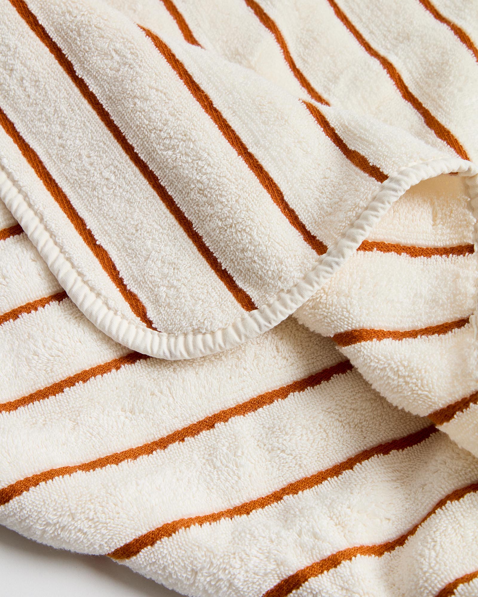 Handtuch Dorane aus 100 % Baumwolle mit orangefarbenen Streifen 50 x 90 cm in Orange präsentiert im Onlineshop von KAQTU Design AG. Handtuch ist von Kave Home