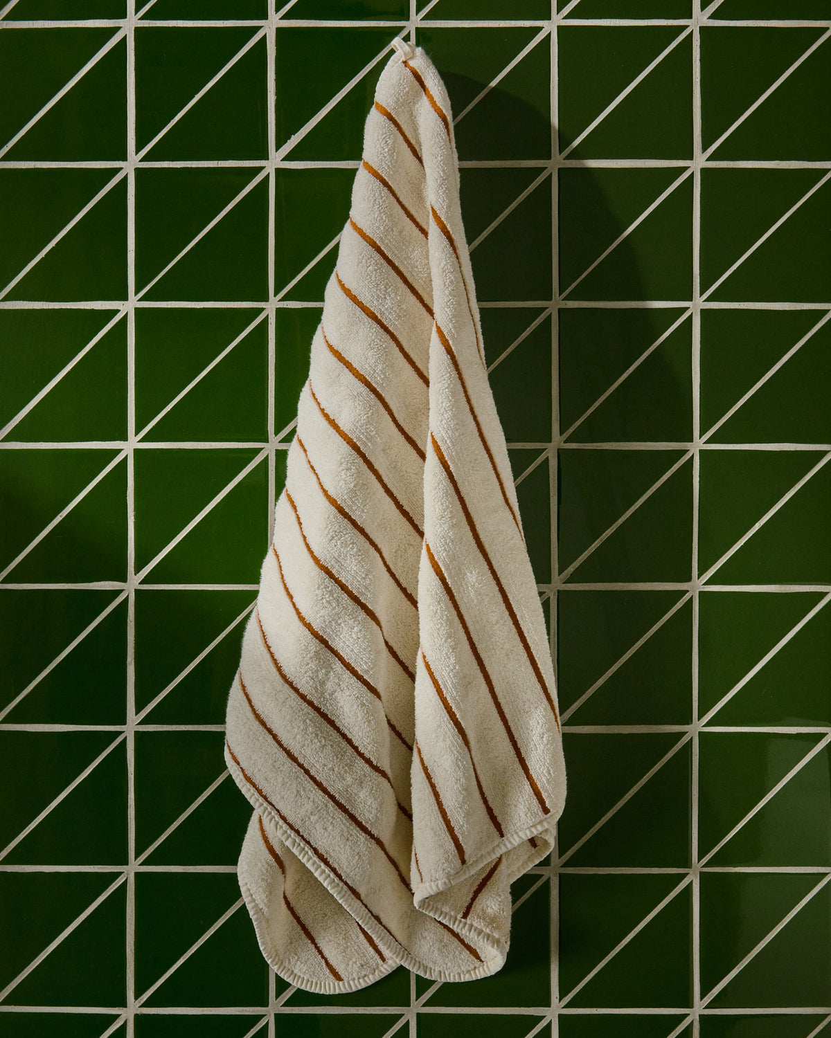 Handtuch Dorane aus 100 % Baumwolle mit orangefarbenen Streifen 50 x 90 cm in Orange, Beige präsentiert im Onlineshop von KAQTU Design AG. Handtuch ist von Kave Home