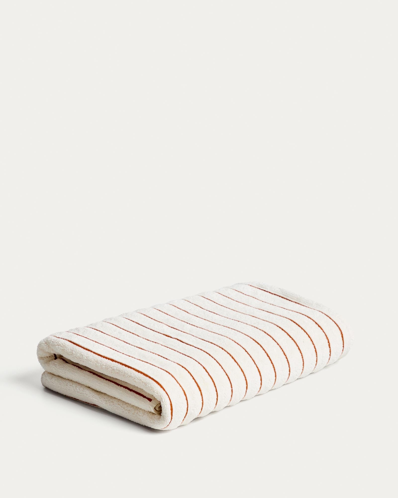 Handtuch Dorane aus 100 % Baumwolle mit orangefarbenen Streifen 100 x 150 cm in Orange präsentiert im Onlineshop von KAQTU Design AG. Handtuch ist von Kave Home