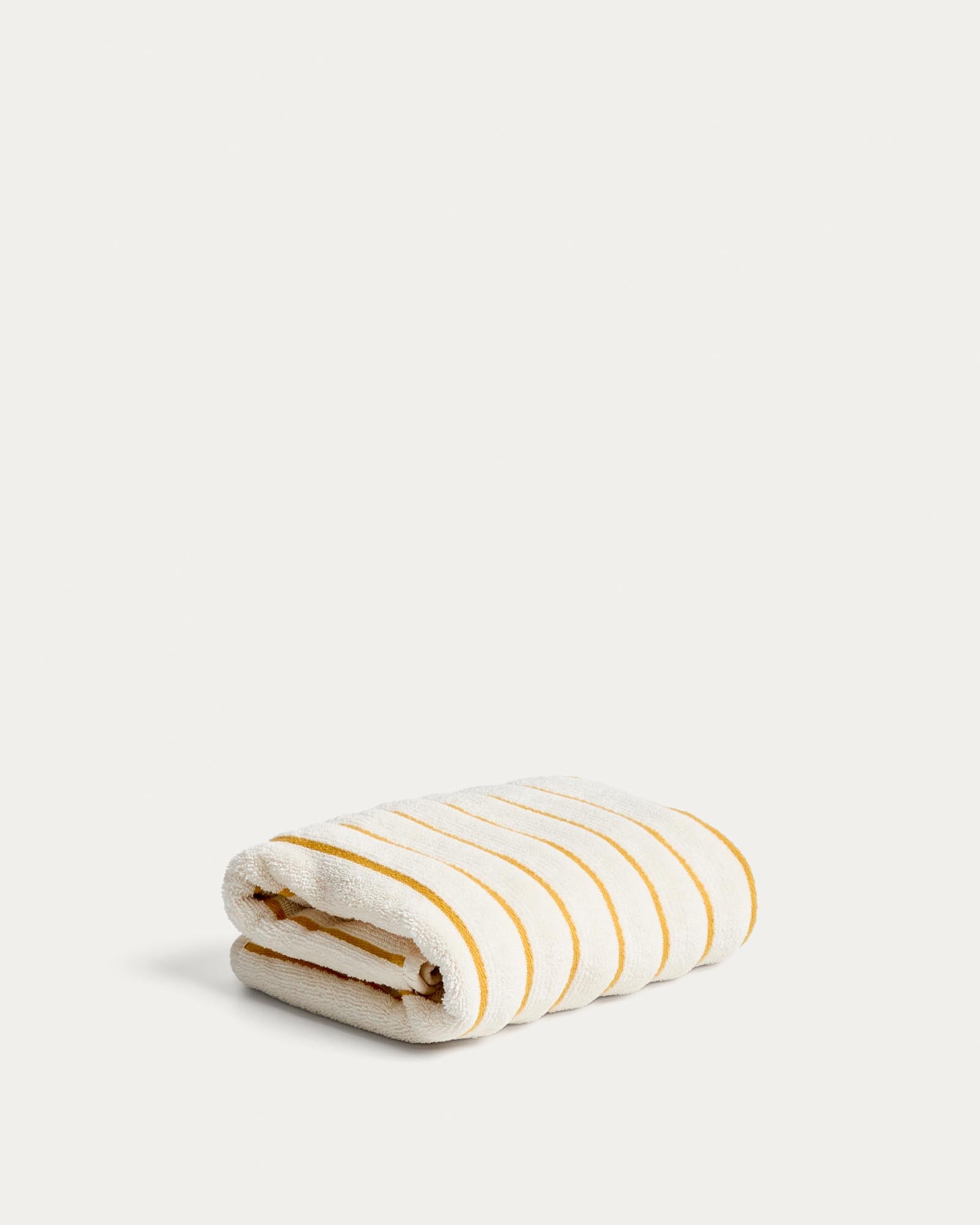 Handtuch Dorane aus 100 % Baumwolle mit gelben Streifen 50 x 90 cm in Gelb präsentiert im Onlineshop von KAQTU Design AG. Handtuch ist von Kave Home