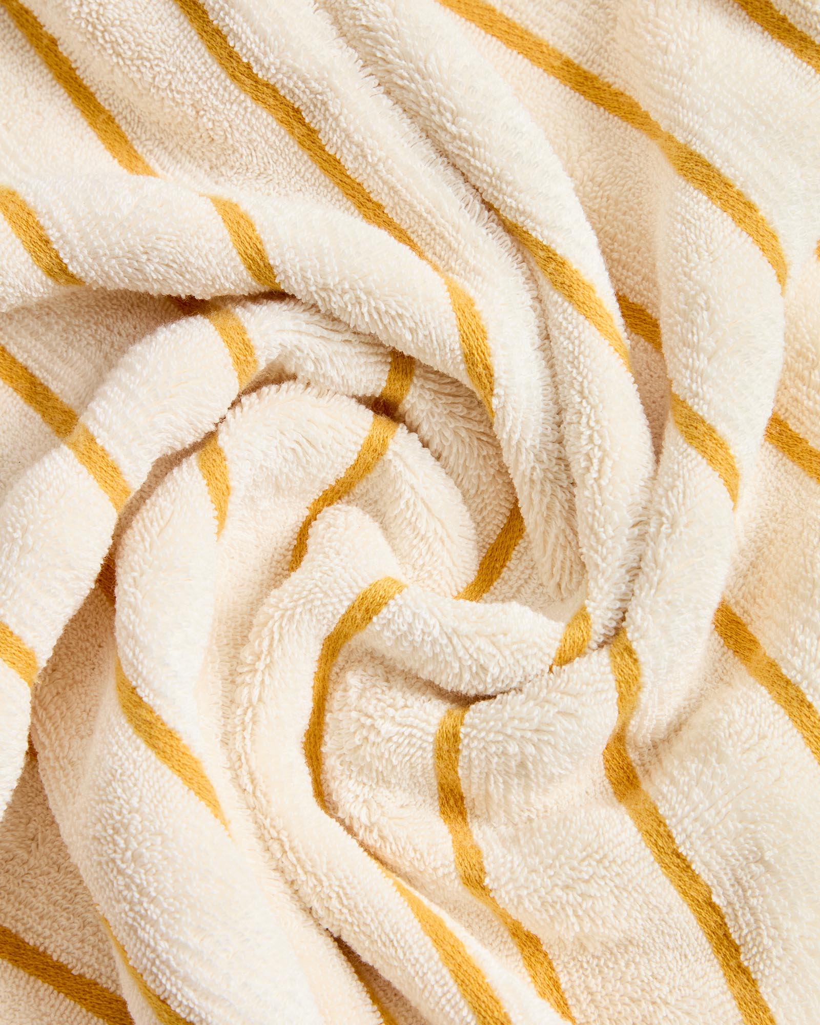 Elegantes Handtuch Dorane in Gelb mit Streifen, gefertigt aus 100 % Baumwolle, ideal für Bad und Wellness, Maße 50 x 90 cm.
