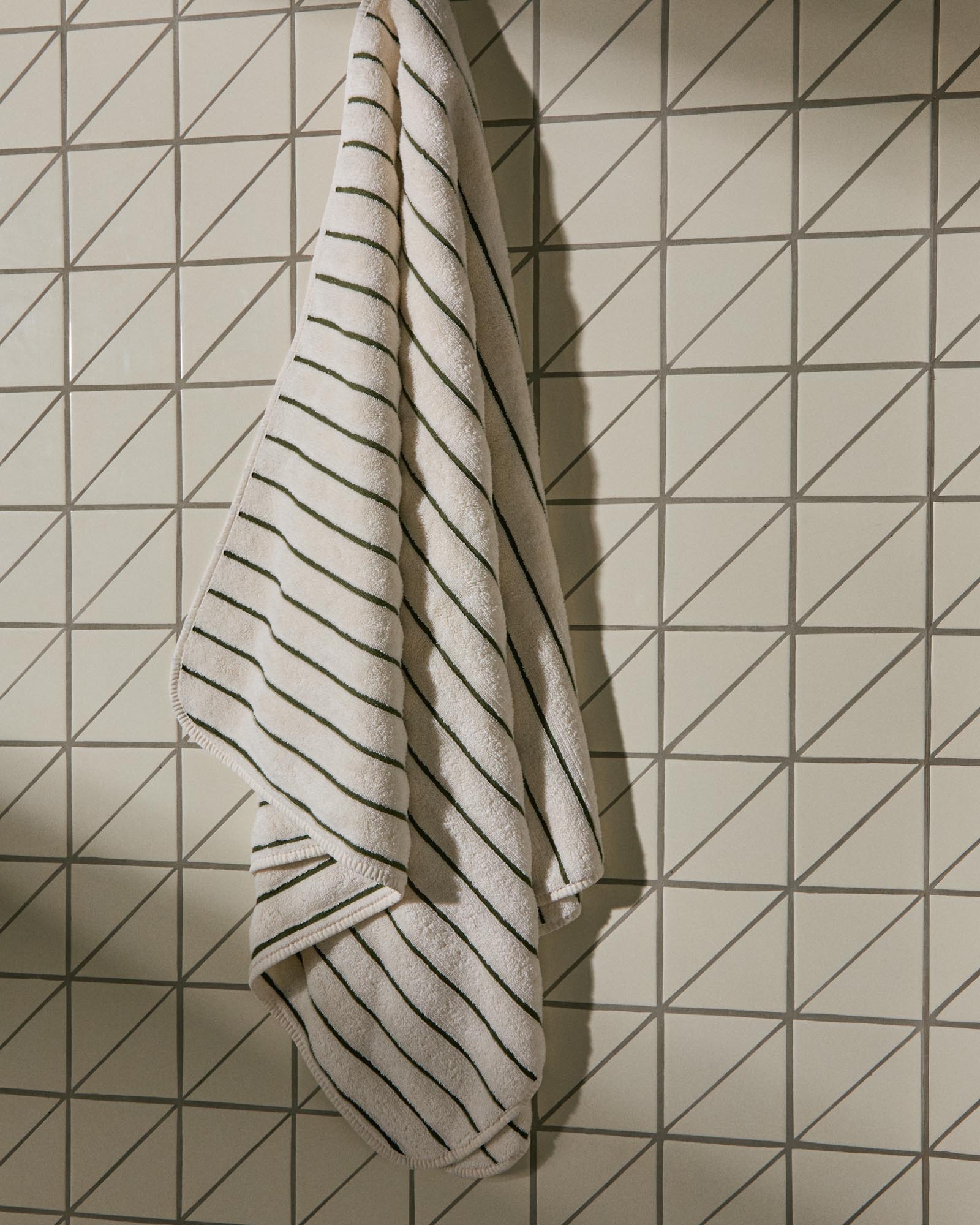 Handtuch Dorane aus 100 % Baumwolle mit grünen Streifen 70 x 140 cm in Grün präsentiert im Onlineshop von KAQTU Design AG. Handtuch ist von Kave Home