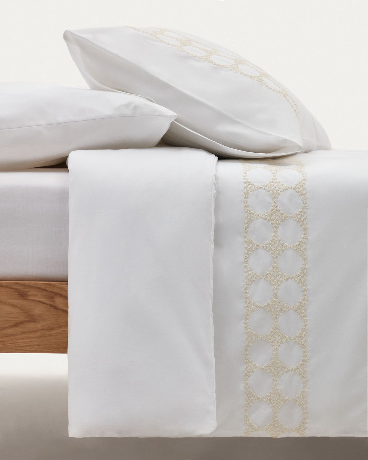 Weisses Spannbettlaken aus 100% Baumwollperkal mit 180 Fäden, gespannt auf einer Matratze für ein Bett von 160 cm.