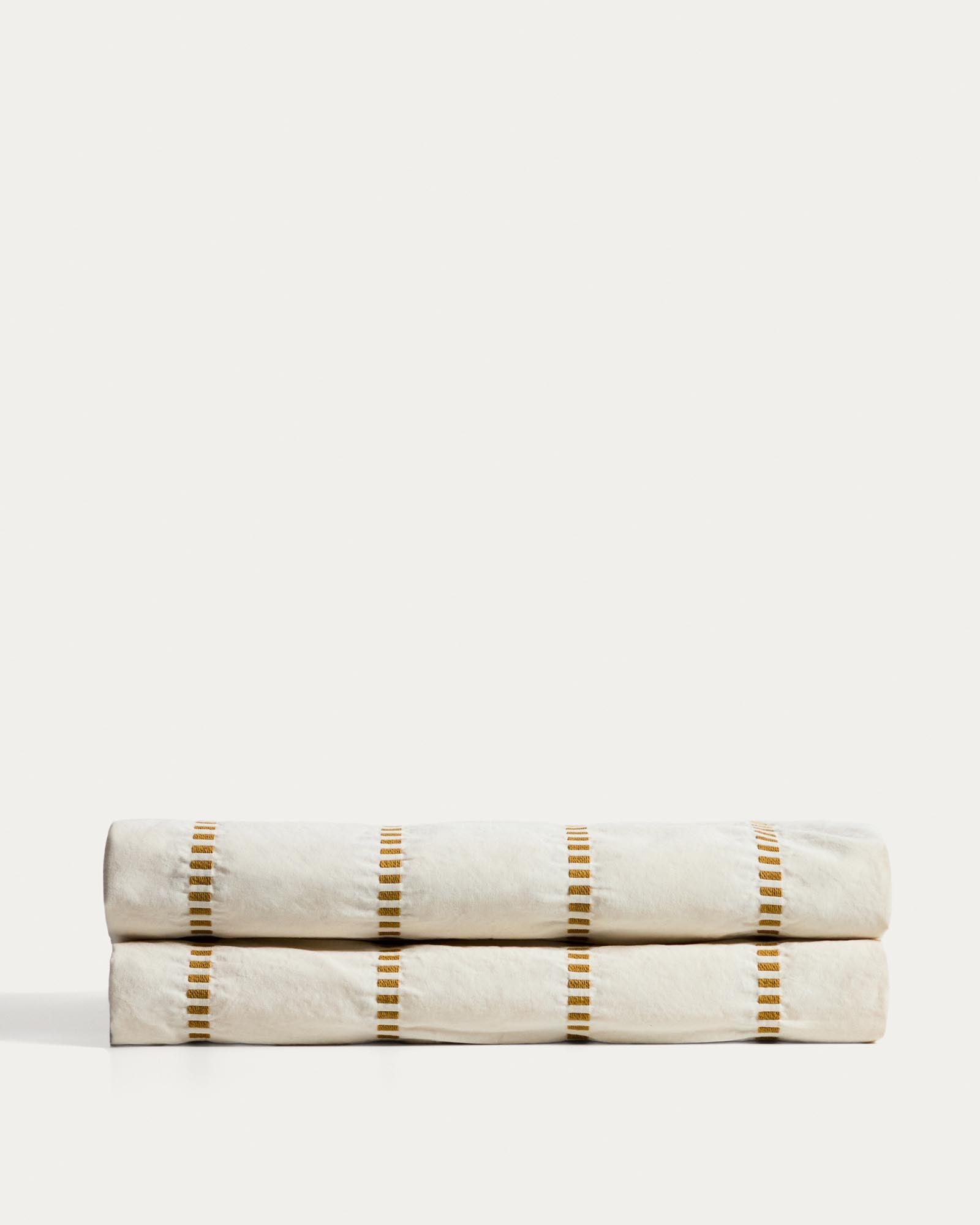 Tagesdecke Lidala aus 100 % Baumwolljacquard mit senfgelben Streifen für 90/135-cm-Betten in Senfgelb präsentiert im Onlineshop von KAQTU Design AG. Bettwäsche ist von Kave Home