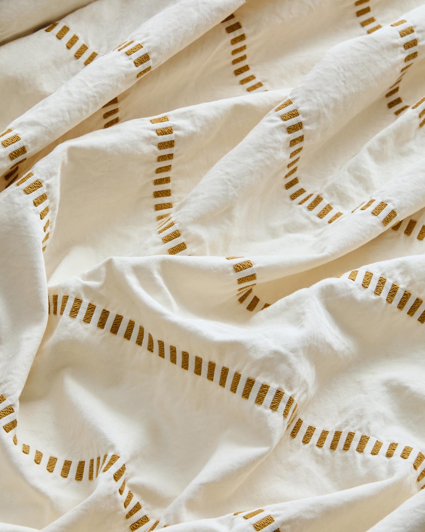 Tagesdecke Lidala aus 100 % Baumwolljacquard mit senfgelben Streifen für 150/160-cm-Betten in Senfgelb präsentiert im Onlineshop von KAQTU Design AG. Bettwäsche ist von Kave Home