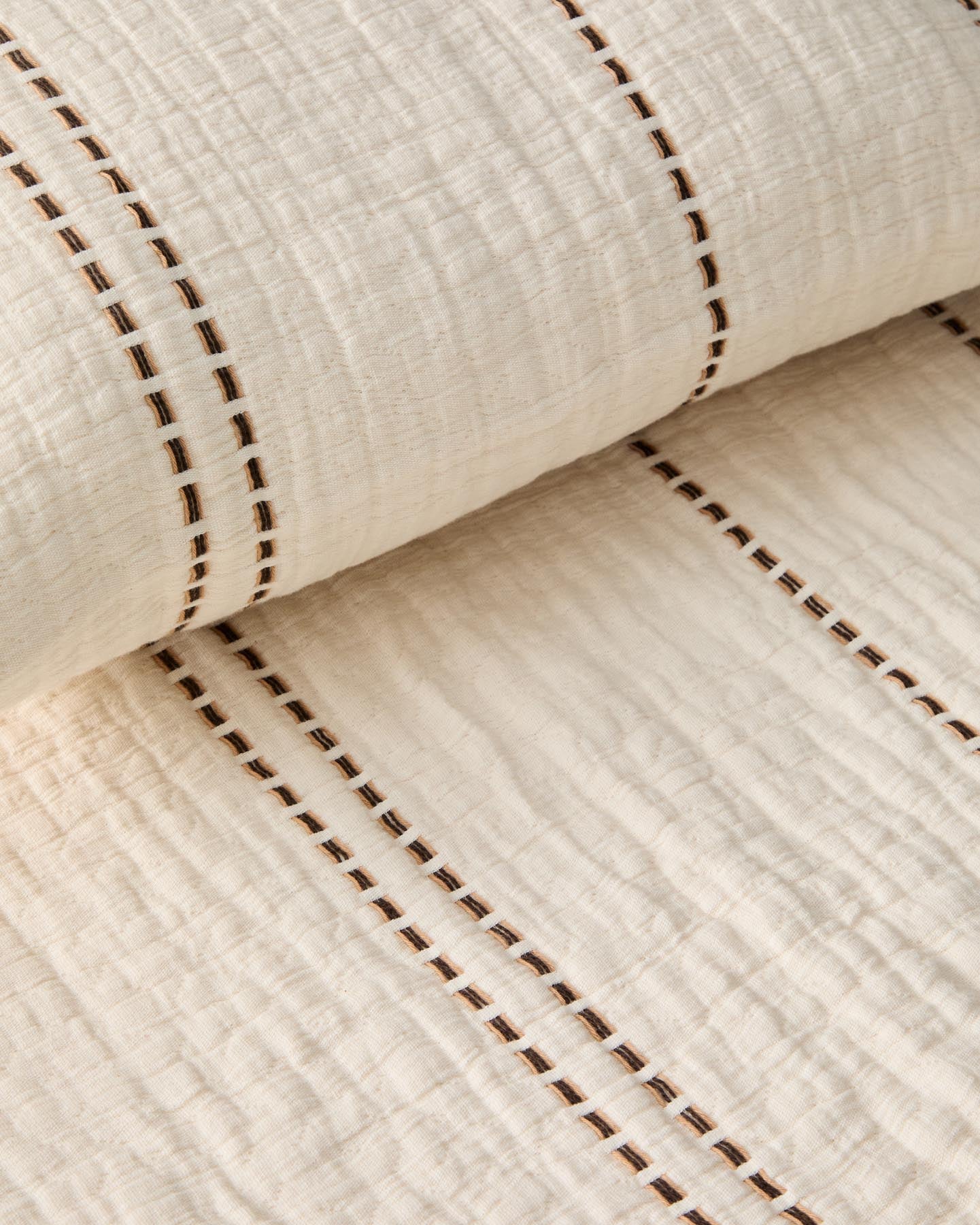 Tagesdecke Siloda aus Doppelgaze aus Baumwolle mit beigen Streifen für 150/160-cm-Betten in Beige präsentiert im Onlineshop von KAQTU Design AG. Bettwäsche ist von Kave Home