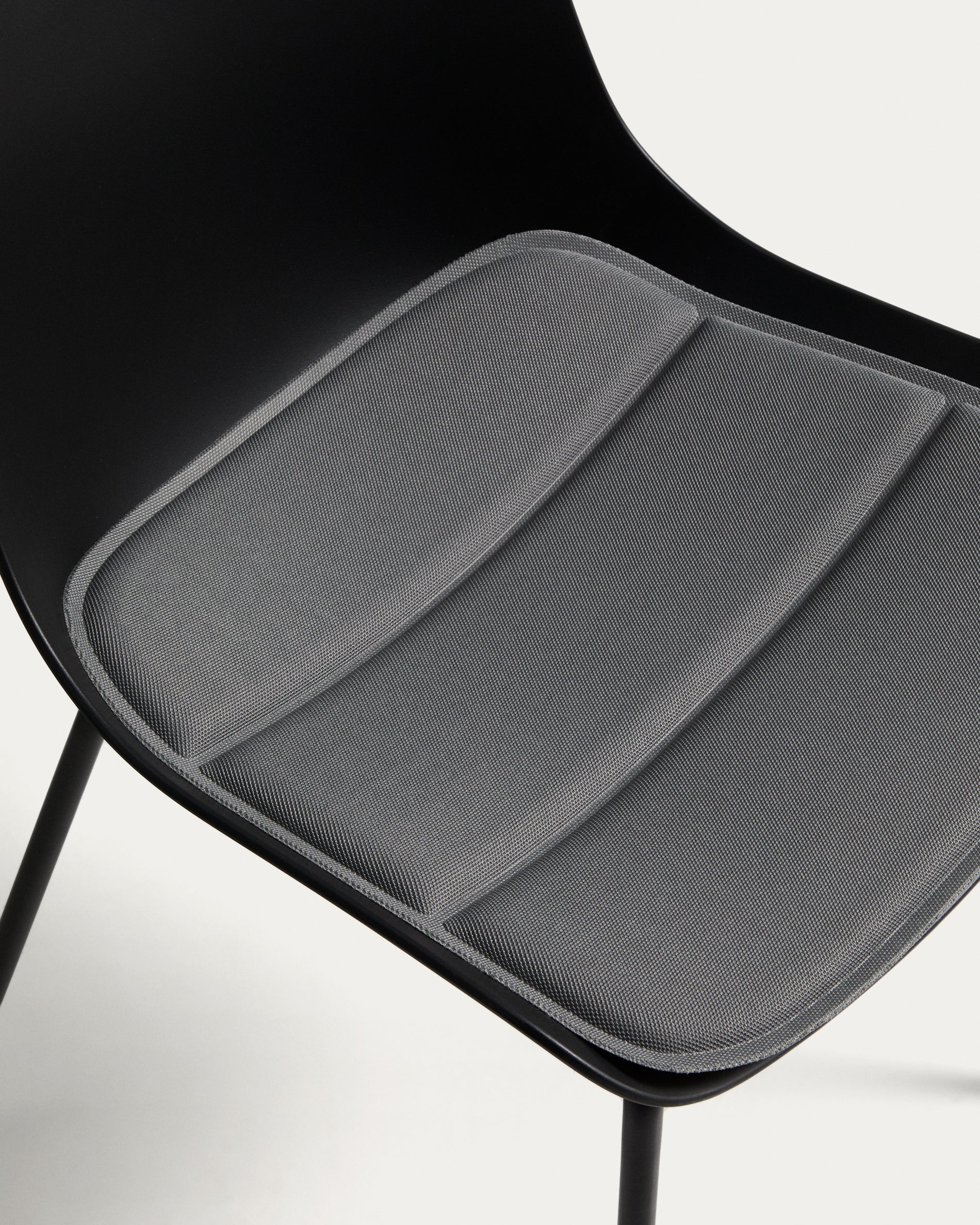 Stuhlkissen Sindera in Graphitgrau, 45 x 43 cm in Graphit präsentiert im Onlineshop von KAQTU Design AG. Gartenkissen ist von Kave Home