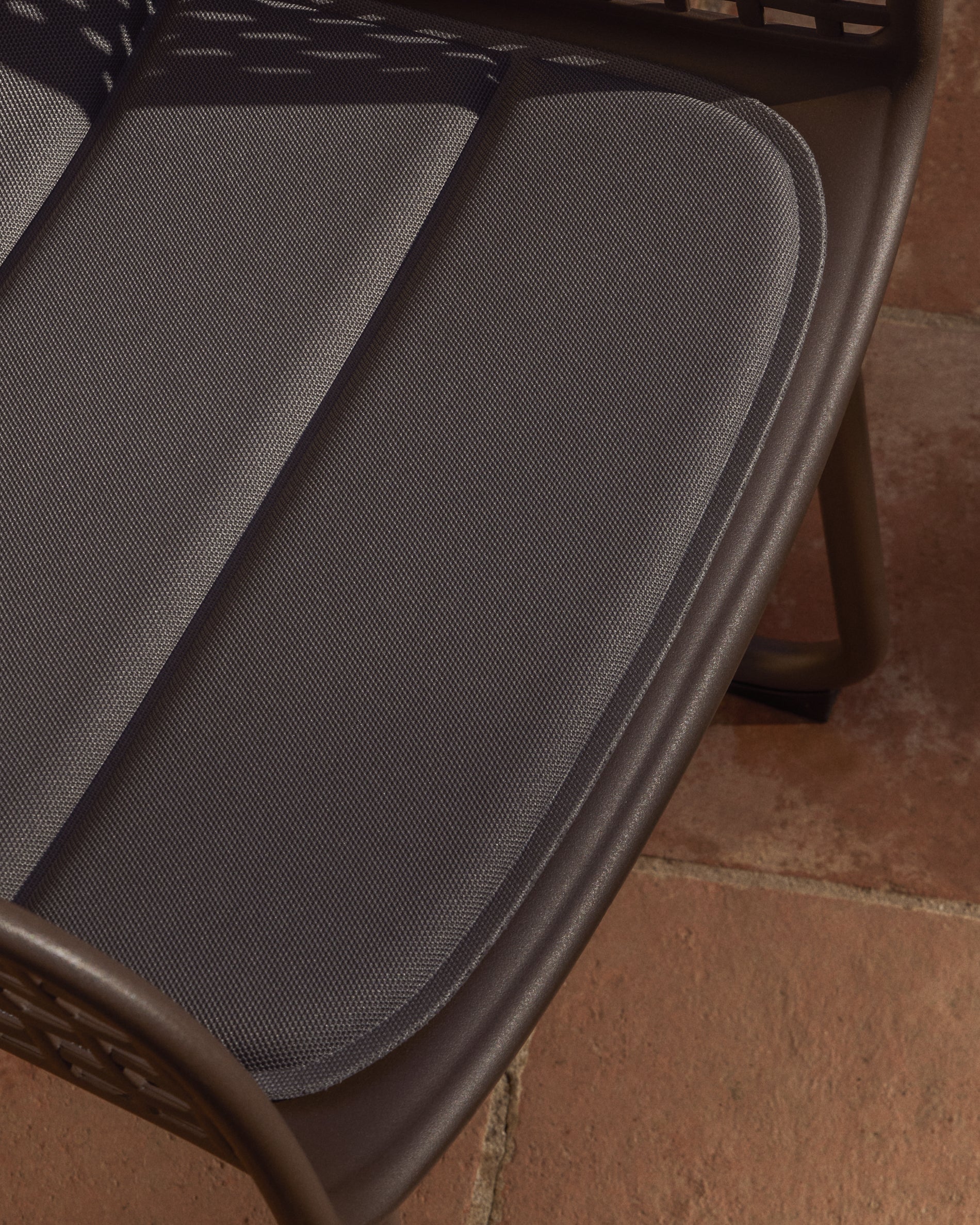 Stuhlkissen Sindera in Graphitgrau, 45 x 43 cm in Graphit präsentiert im Onlineshop von KAQTU Design AG. Gartenkissen ist von Kave Home