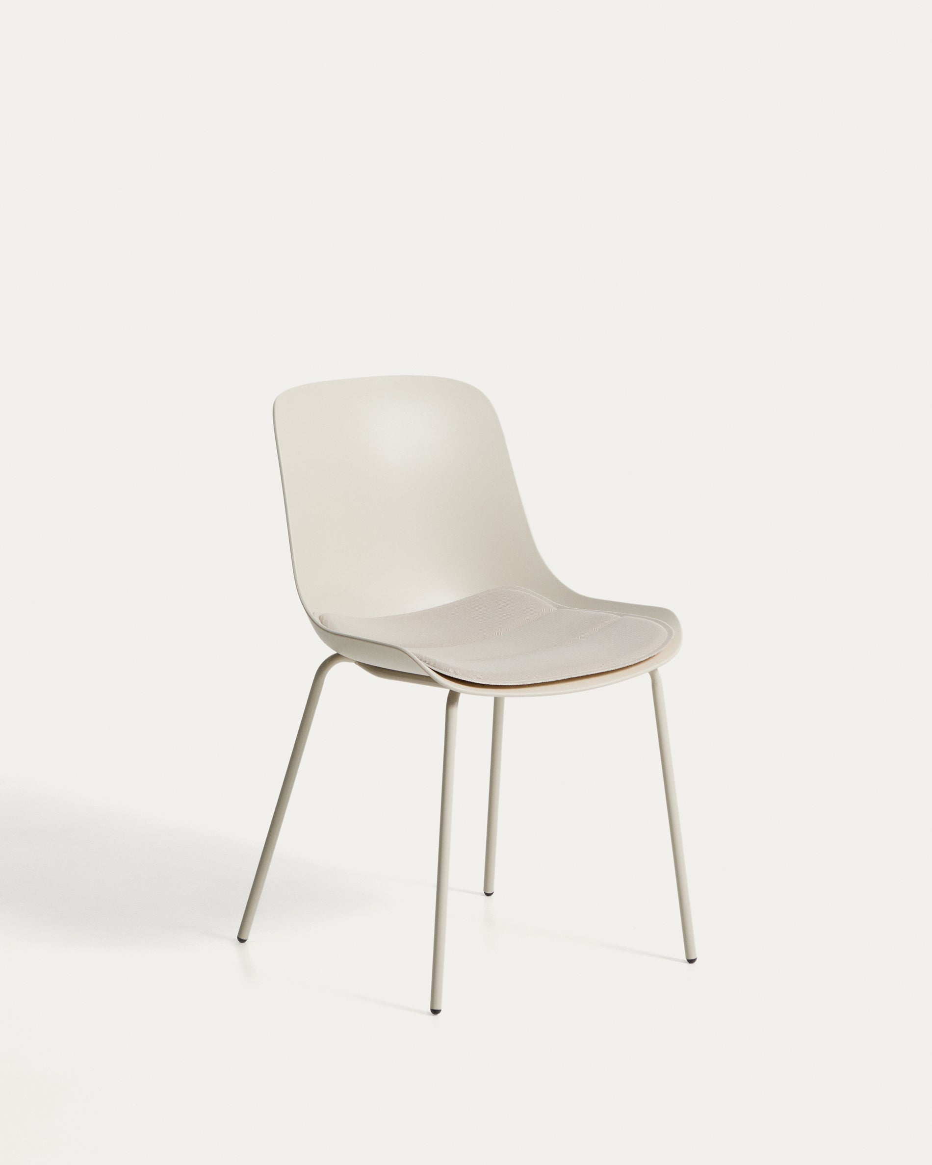 Beige Gartenstuhlpolster Sindera von Kave Home, 45 x 43 cm, perfekt für gemütliche Stunden im Freien und stilvolle Akzente auf der Terrasse.