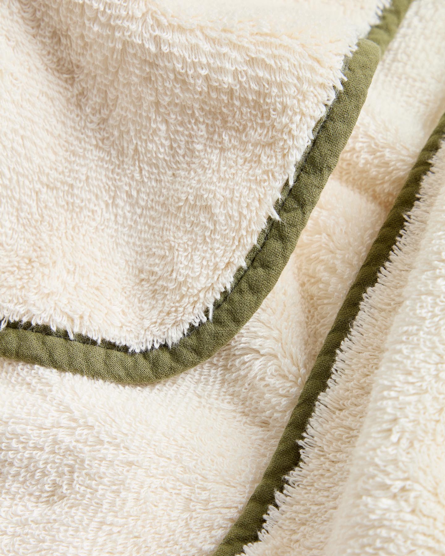 Handtuch Sedora aus 100 % Baumwolle mit grünem Kontrastdetail 30 x 50 cm in Grün präsentiert im Onlineshop von KAQTU Design AG. Handtuch ist von Kave Home