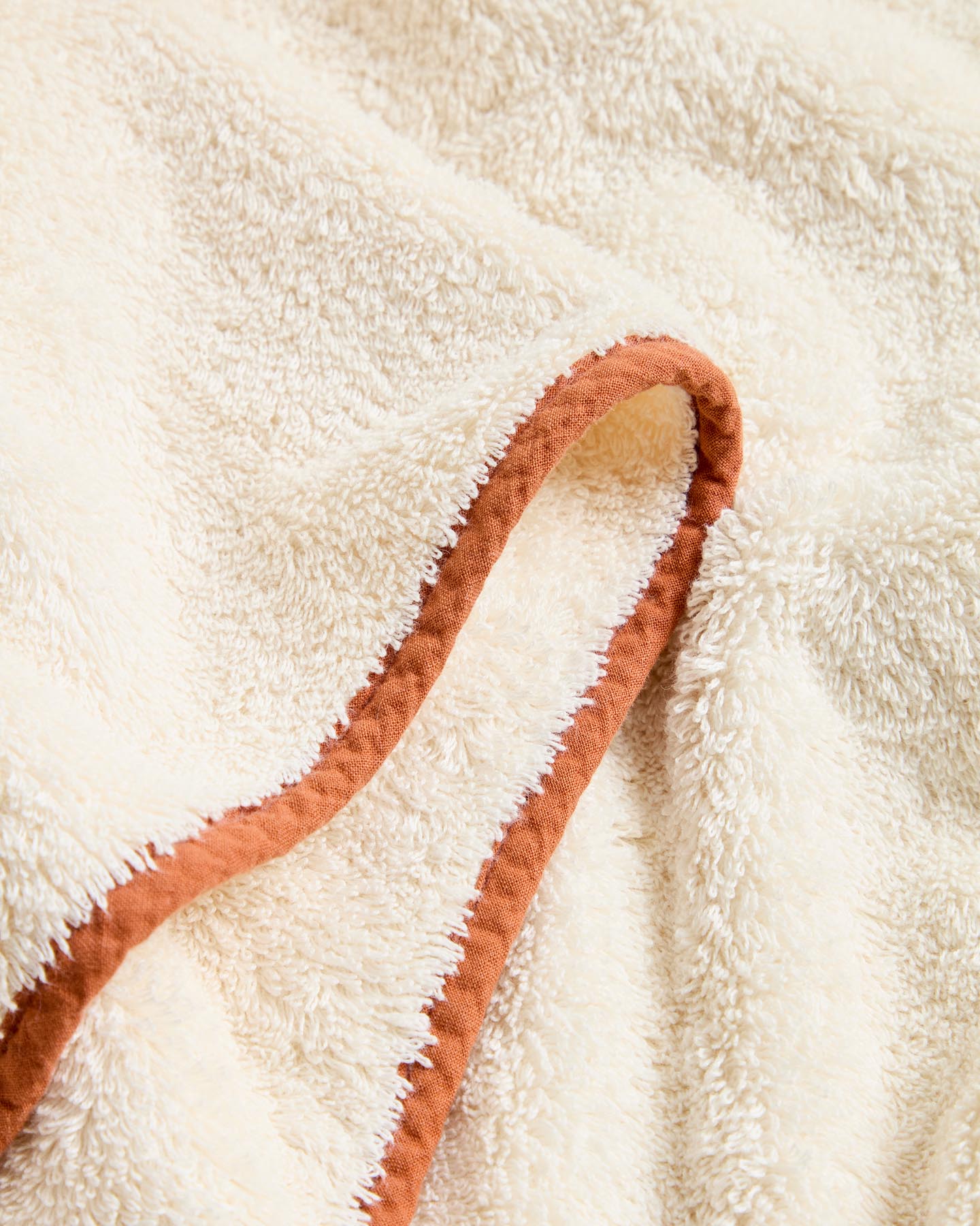 Handtuch Sedora aus 100 % Baumwolle mit orangefarbenem Kontrastdetail 30 x 50 cm in Orange präsentiert im Onlineshop von KAQTU Design AG. Handtuch ist von Kave Home