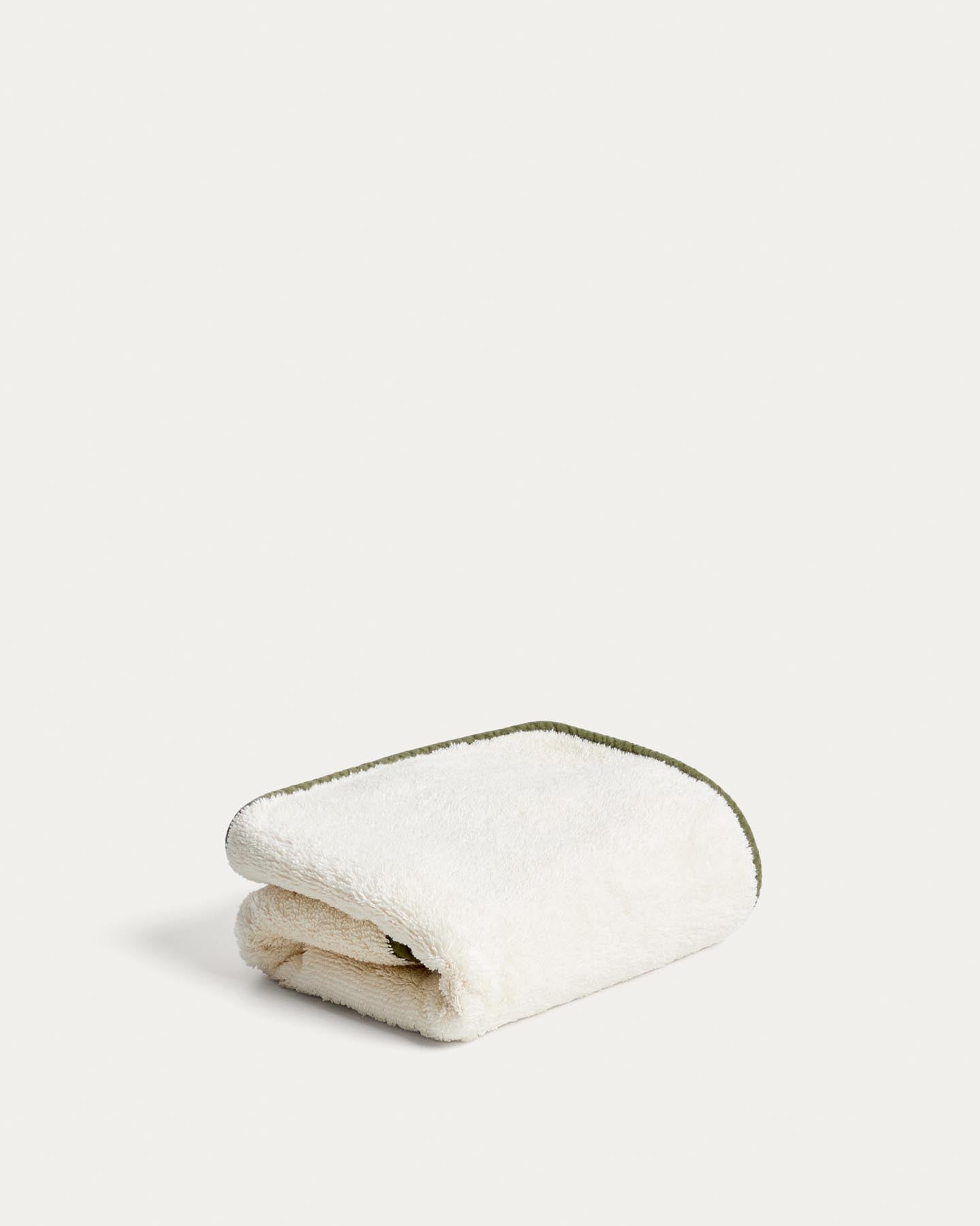 Handtuch Sedora aus 100 % Baumwolle mit grünem Kontrastdetail 50 x 90 cm in Grün präsentiert im Onlineshop von KAQTU Design AG. Handtuch ist von Kave Home