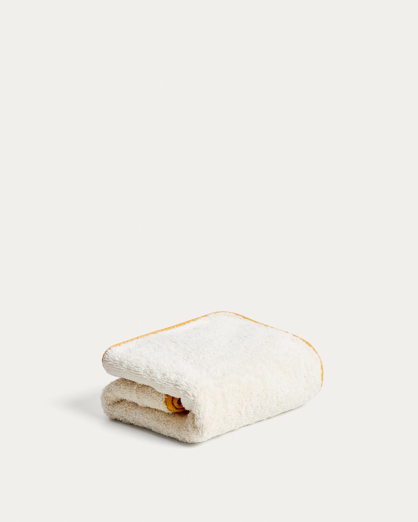 Handtuch Sedora aus 100 % Baumwolle mit gelbem Kontrastdetail 50 x 90 cm in Gelb präsentiert im Onlineshop von KAQTU Design AG. Handtuch ist von Kave Home