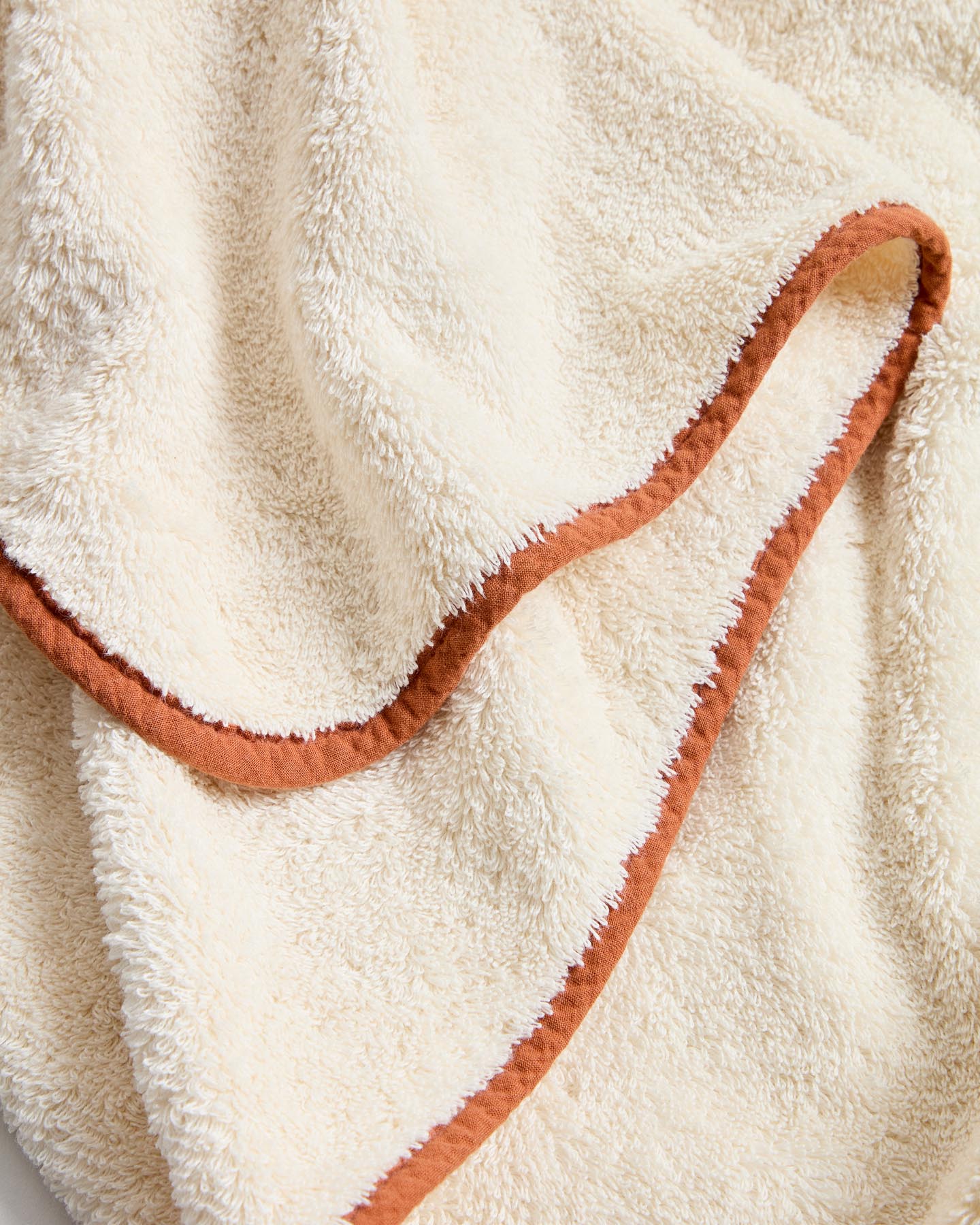 Handtuch Sedora aus 100 % Baumwolle mit orangefarbenem Kontrastdetail 70 x 140 cm in Orange präsentiert im Onlineshop von KAQTU Design AG. Handtuch ist von Kave Home
