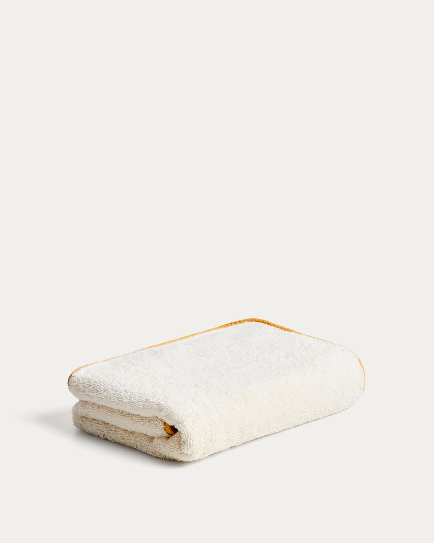 Handtuch Sedora aus 100 % Baumwolle mit gelbem Kontrastdetail 70 x 140 cm in Gelb präsentiert im Onlineshop von KAQTU Design AG. Handtuch ist von Kave Home